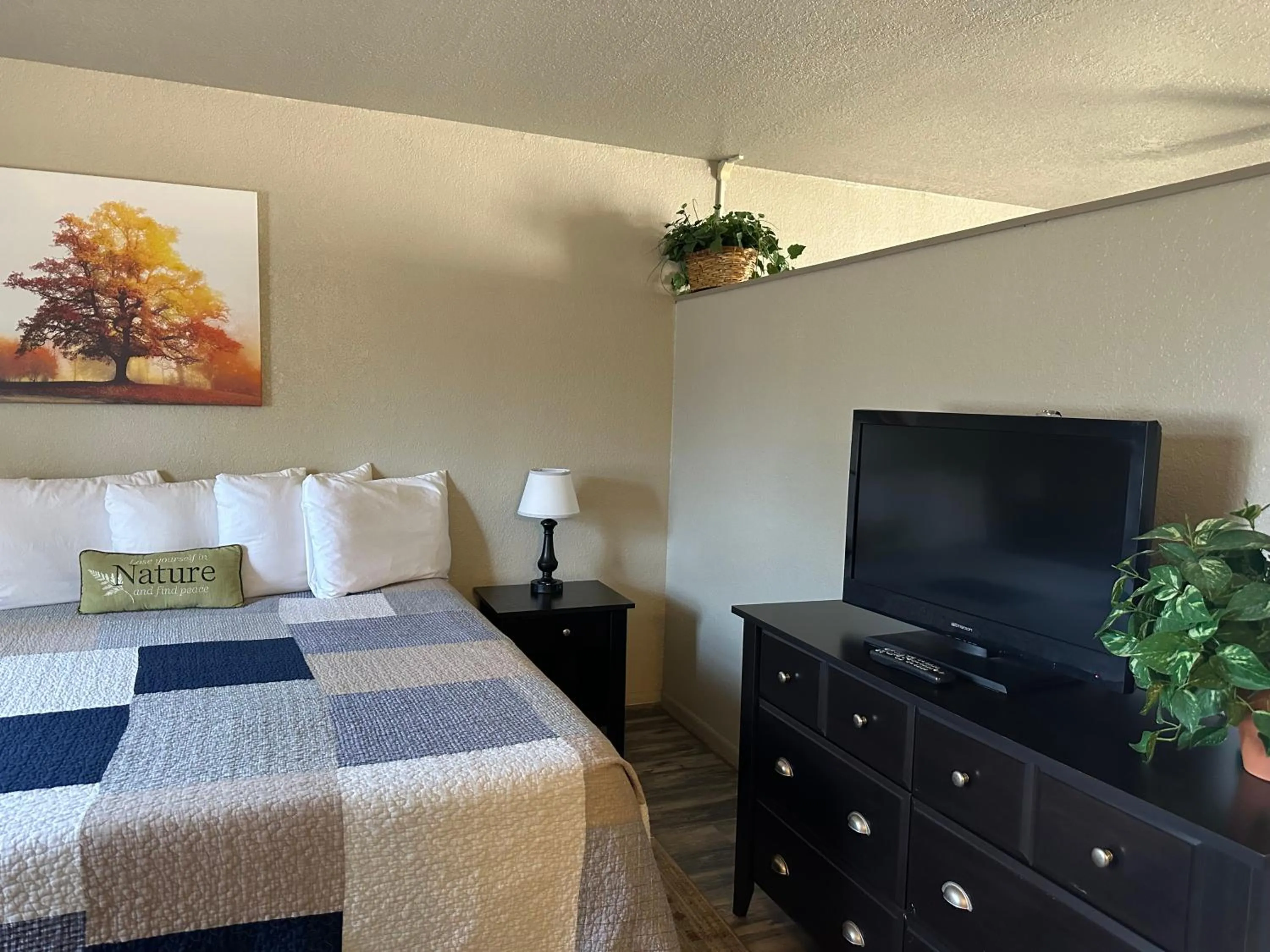 Bed in Sunset Inn and Suites