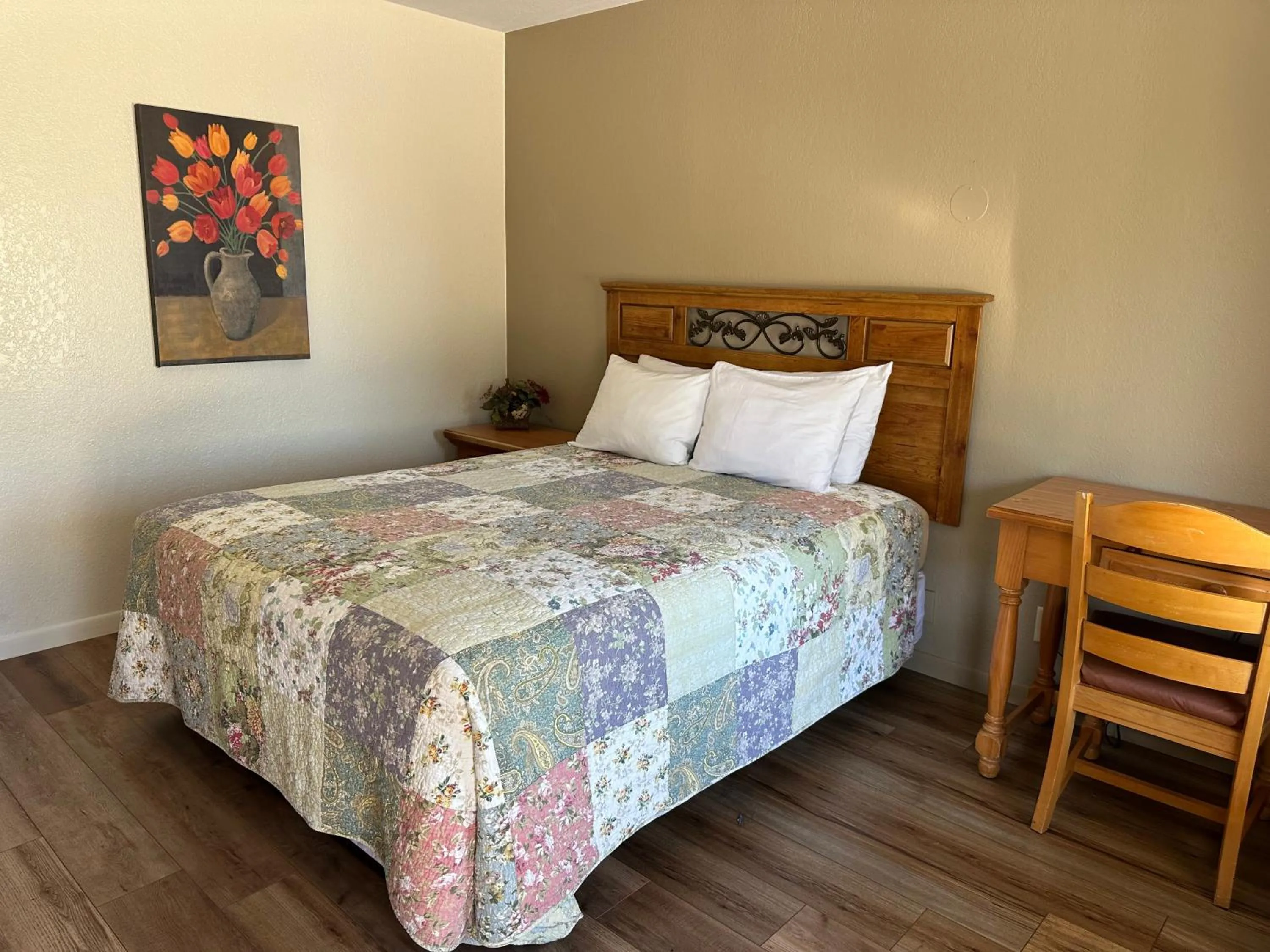 Bed in Sunset Inn and Suites