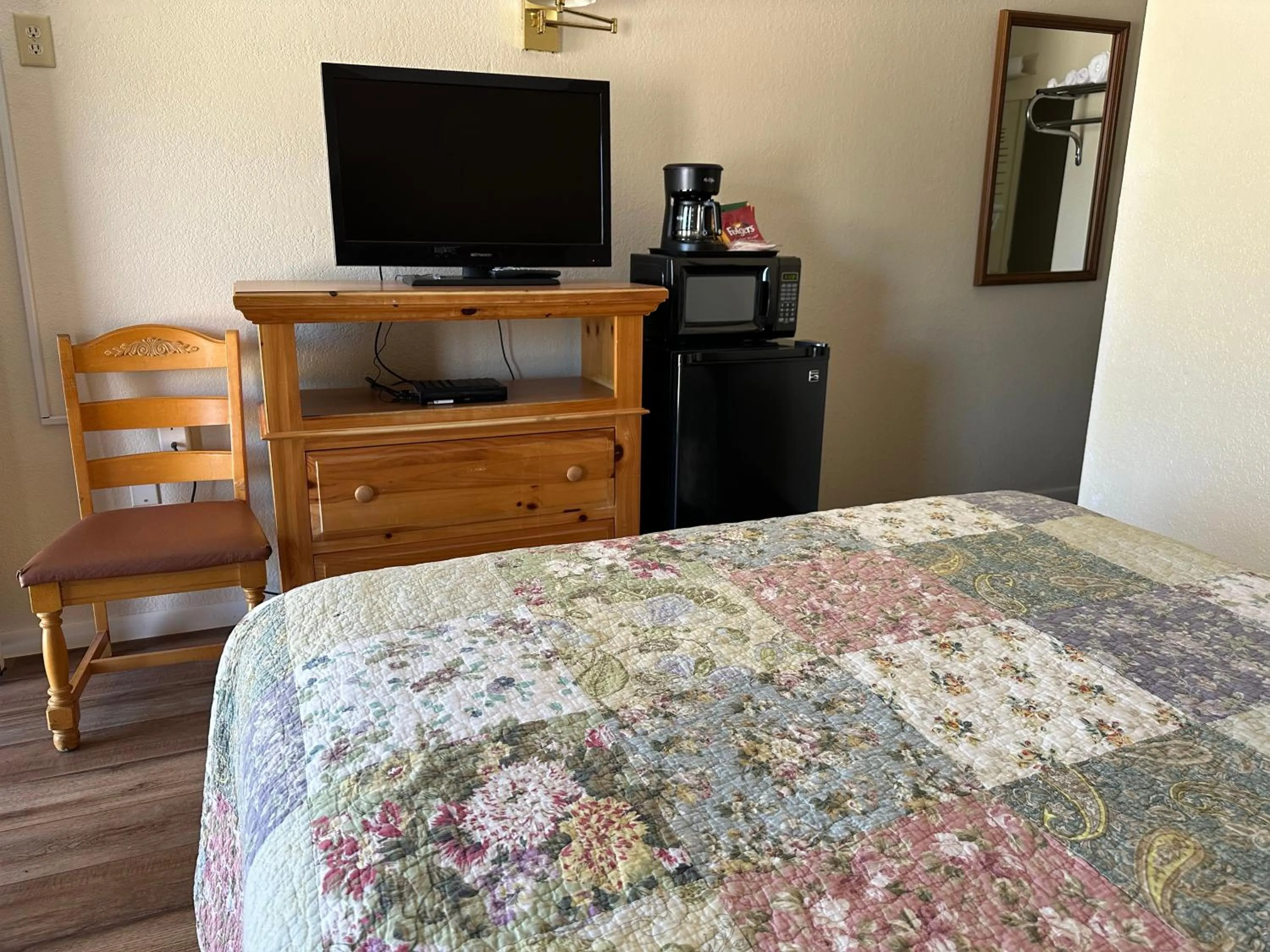 Bed in Sunset Inn and Suites