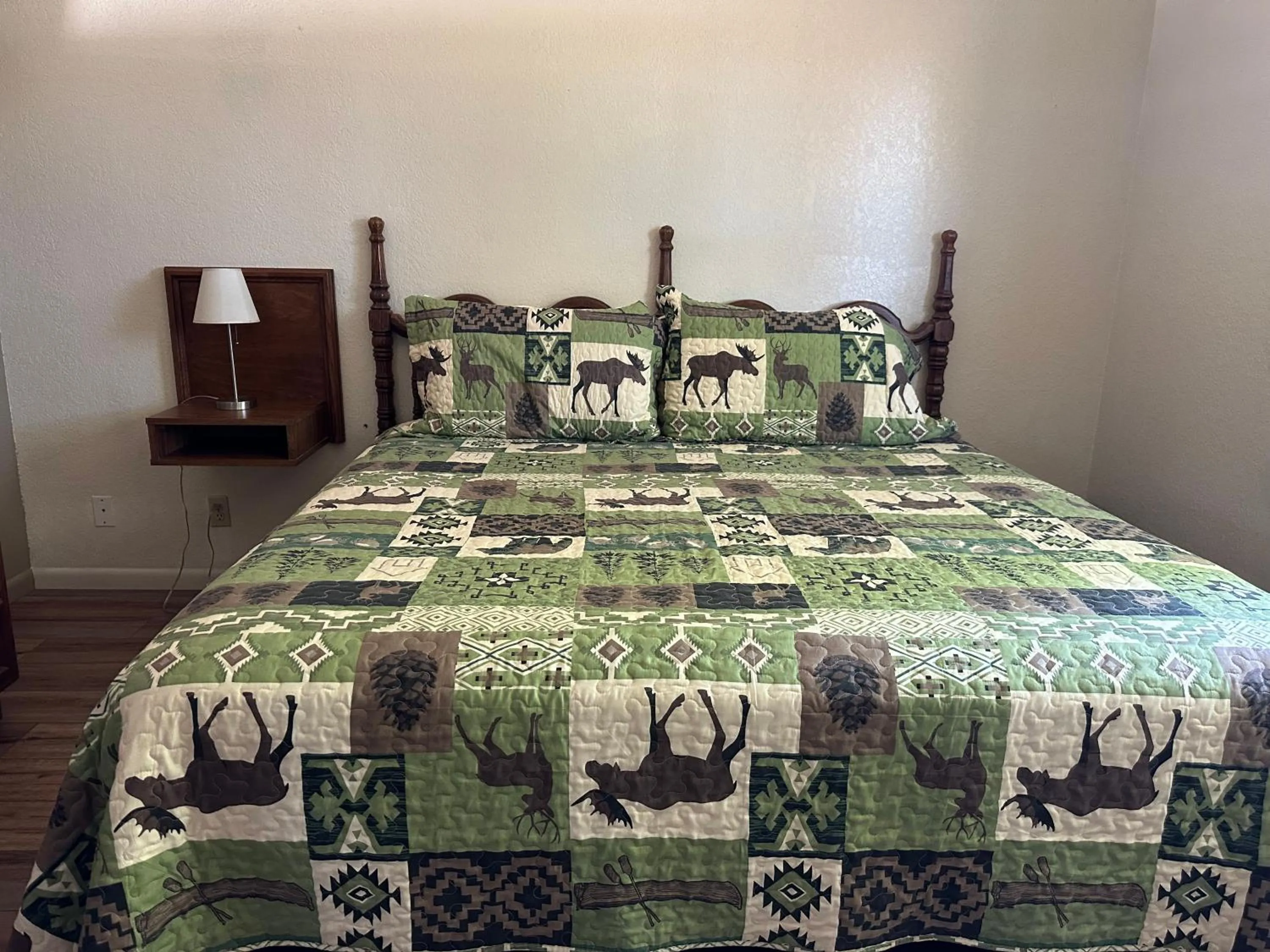 Bed in Sunset Inn and Suites