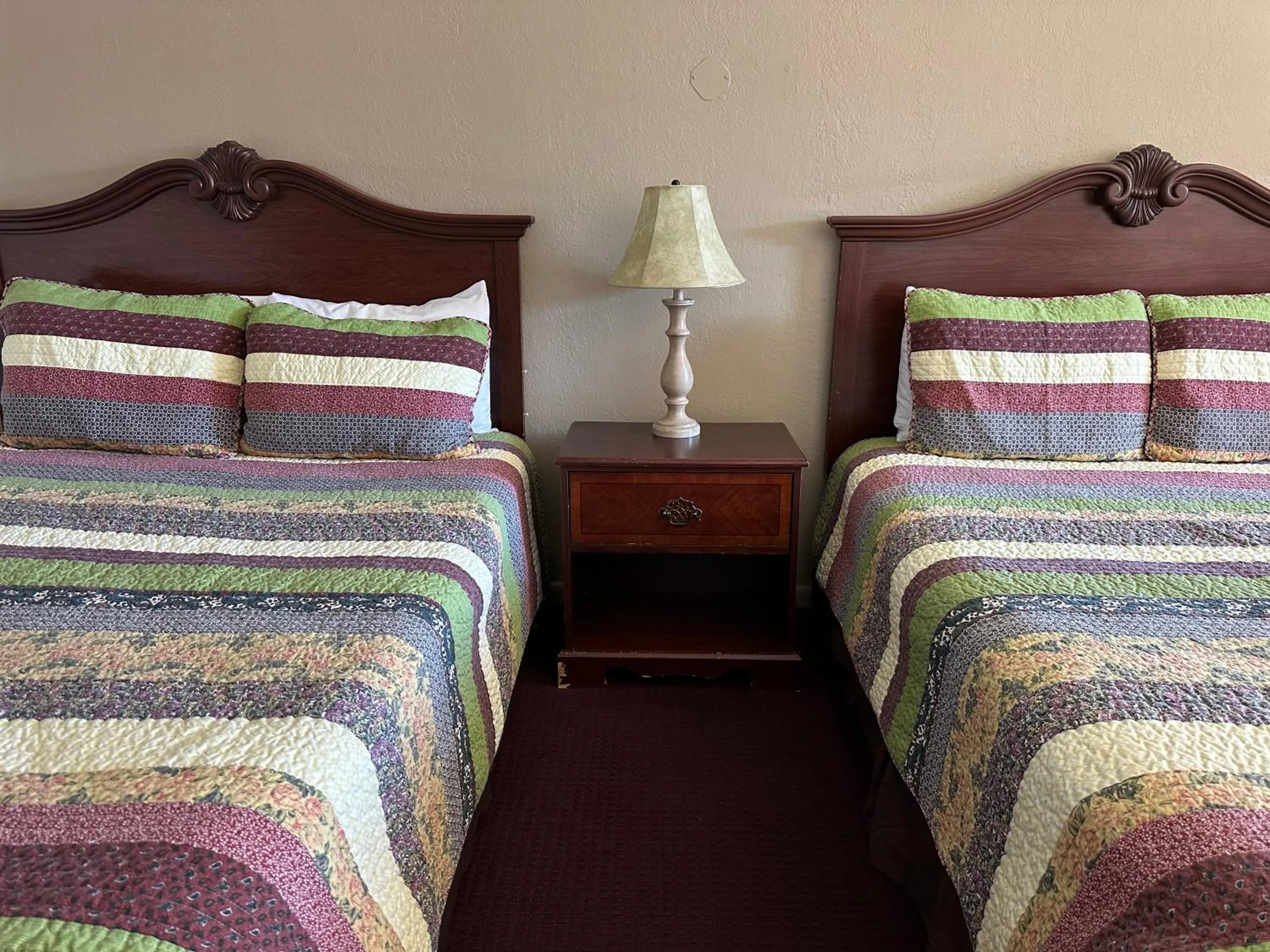 Bed in Sunset Inn and Suites