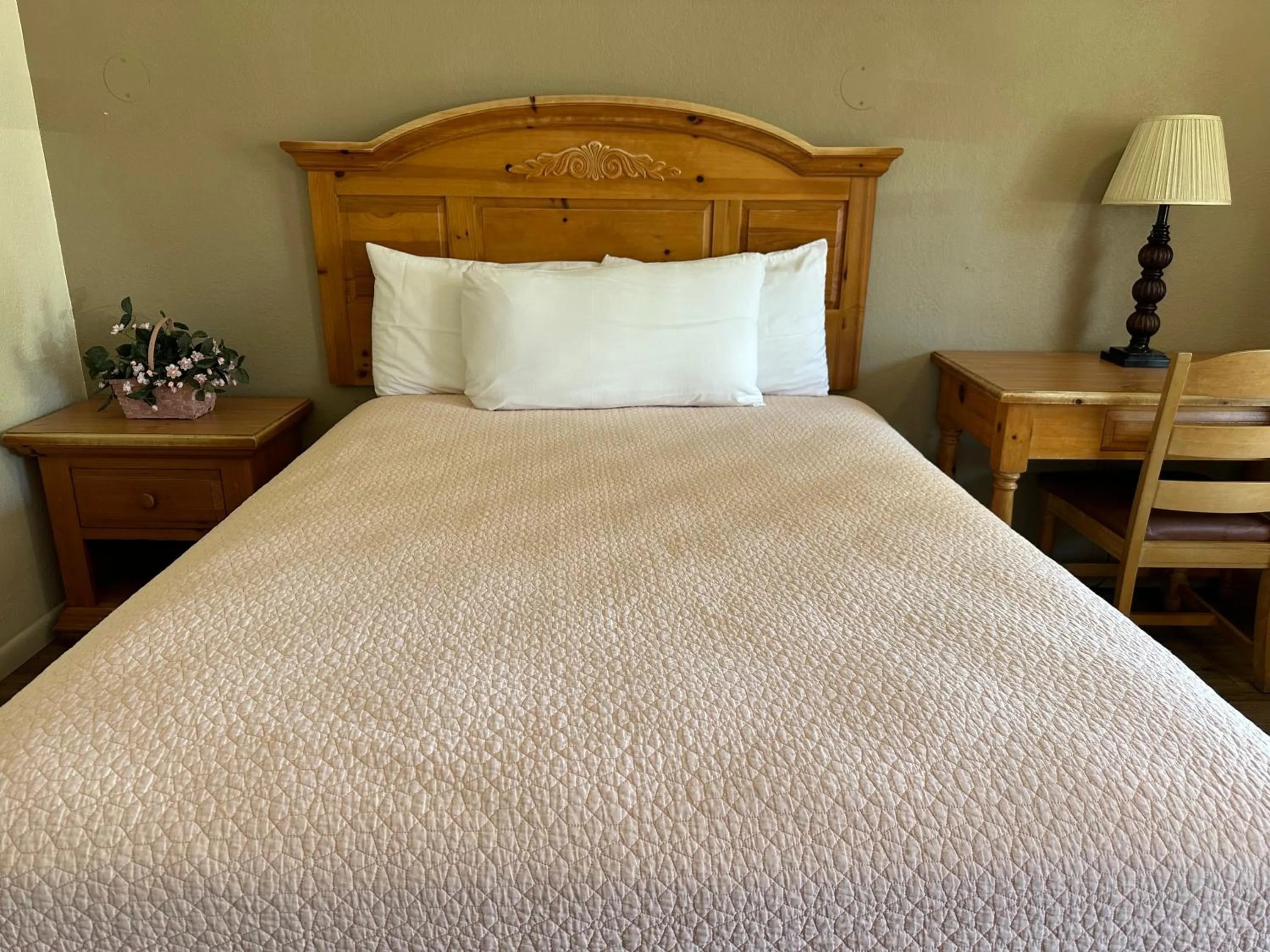 Bed in Sunset Inn and Suites