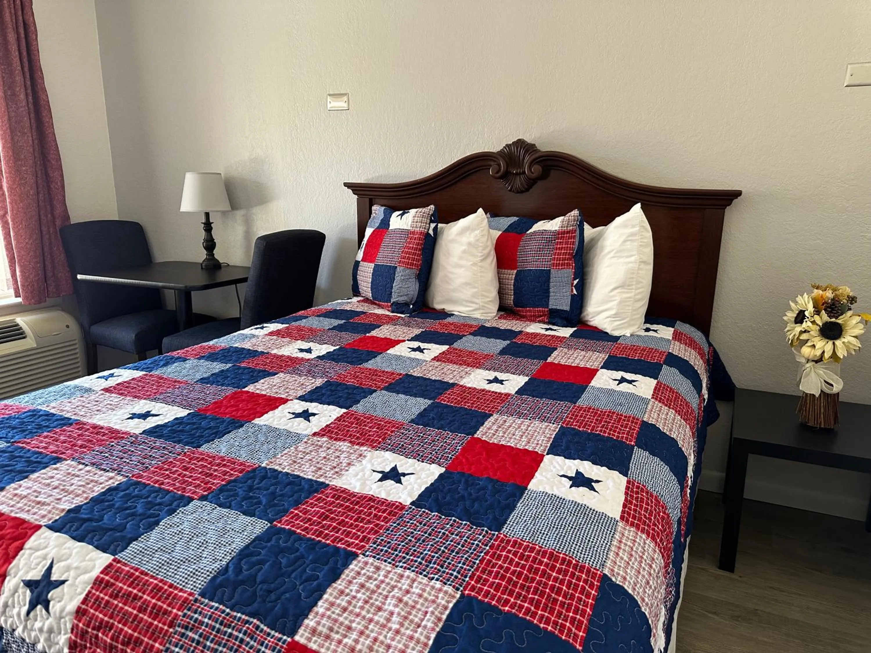 Bed in Sunset Inn and Suites