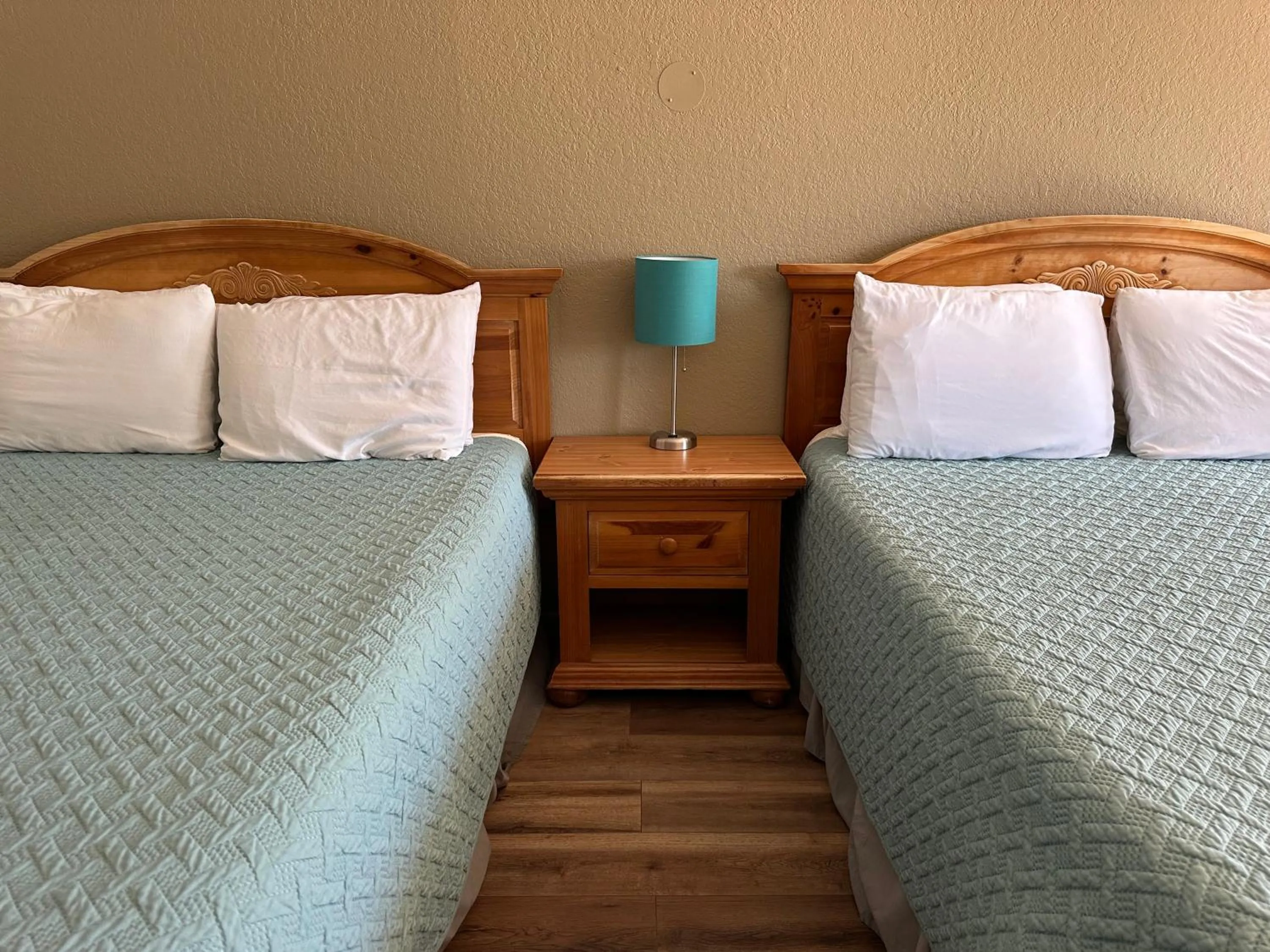 Bed in Sunset Inn and Suites