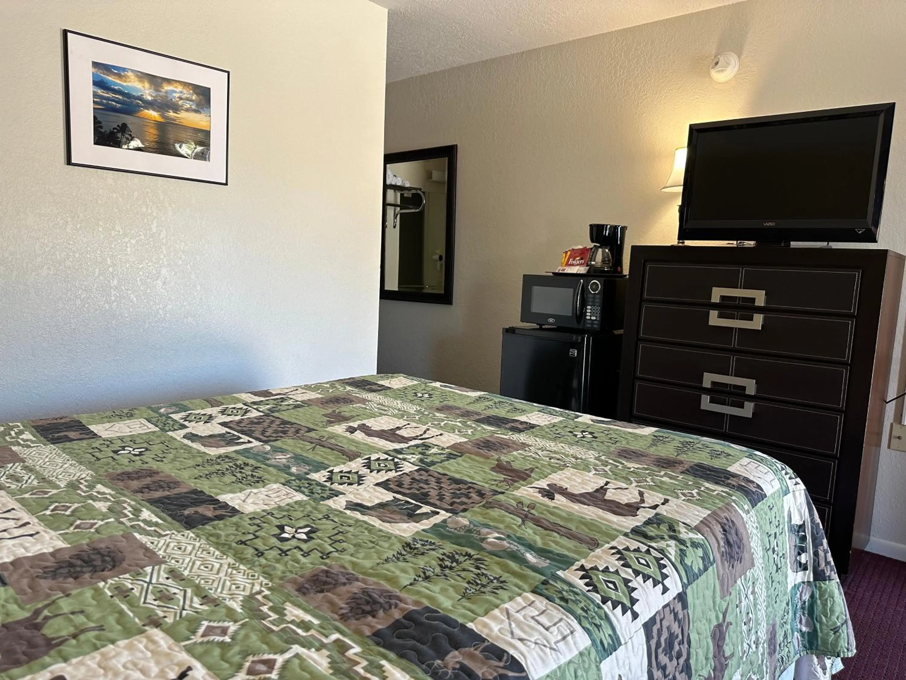 Bed in Sunset Inn and Suites