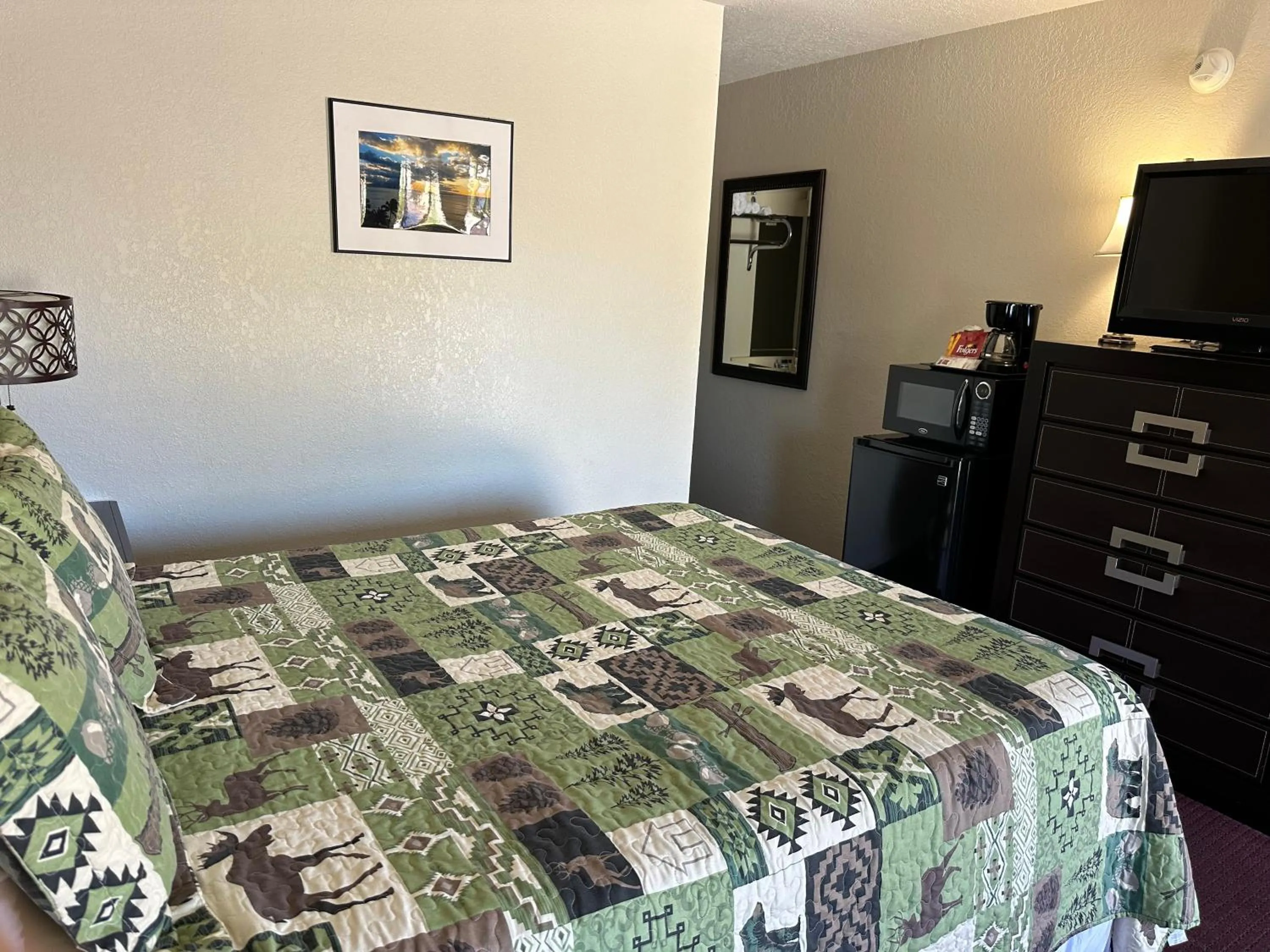 Bed in Sunset Inn and Suites