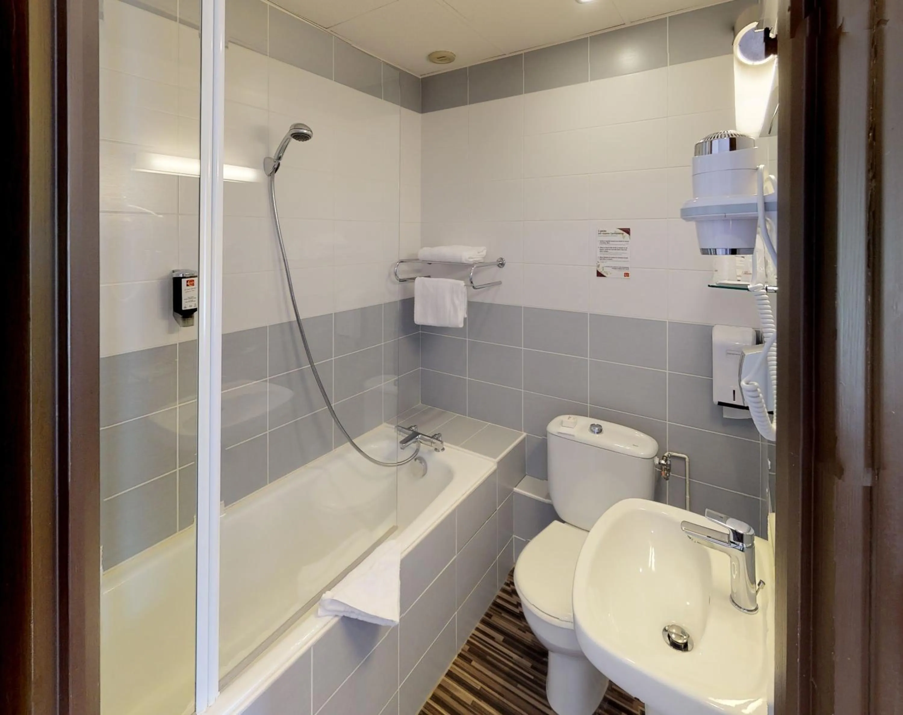 Bathroom in Hôtel de France Contact-Hôtel
