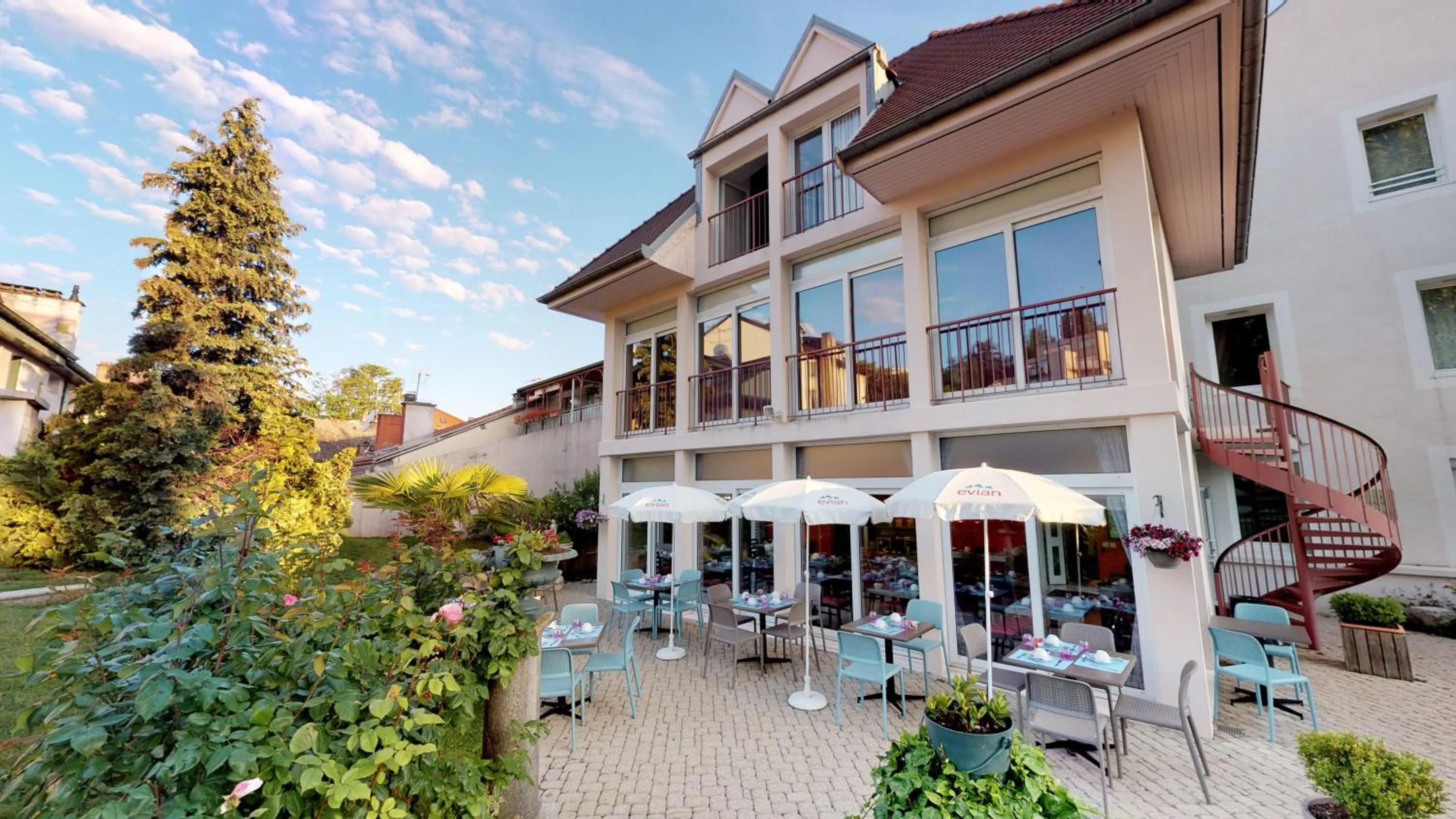 Garden in Hôtel de France Contact-Hôtel