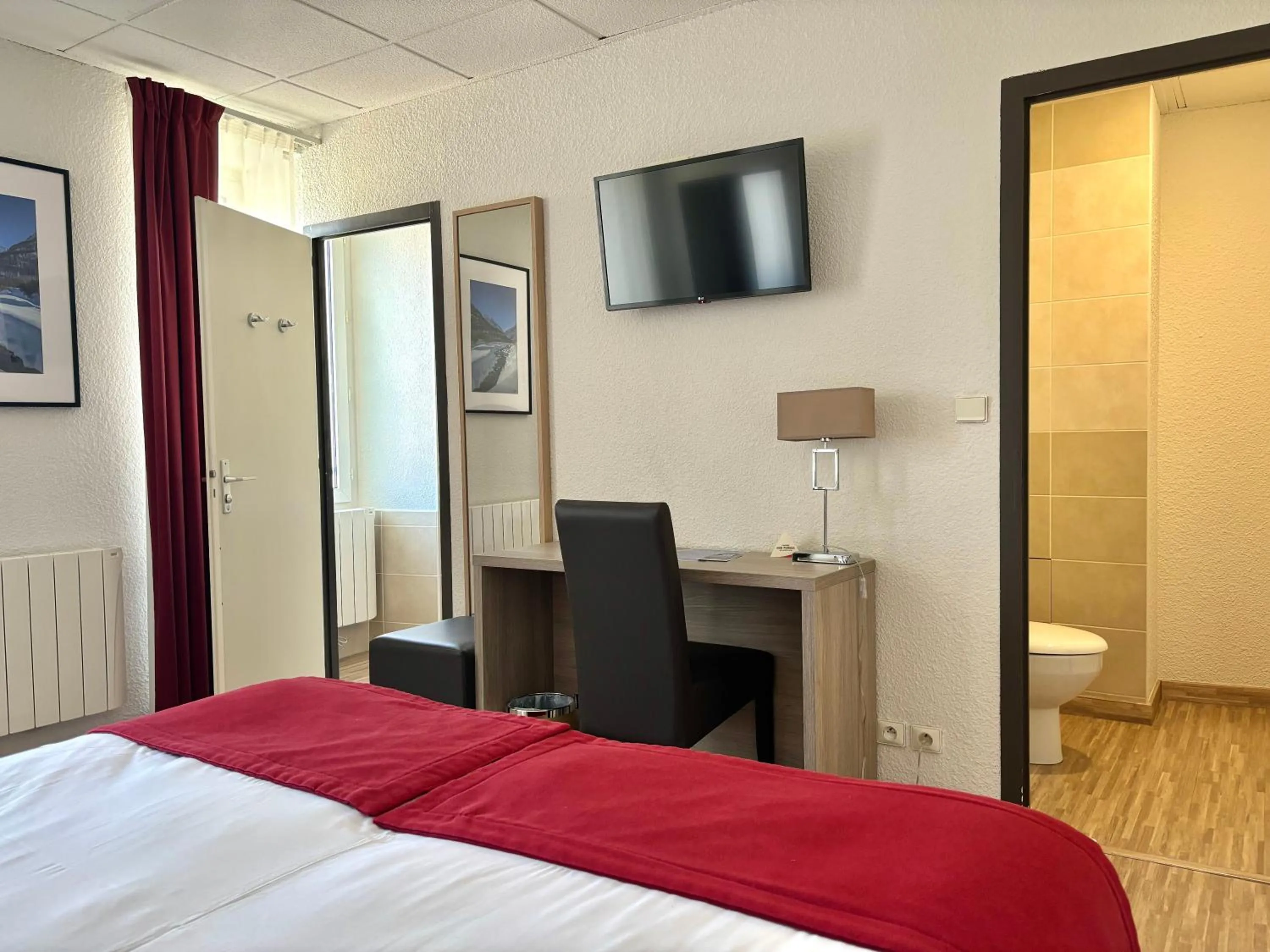 Bedroom, Bed in Hôtel de France Contact-Hôtel