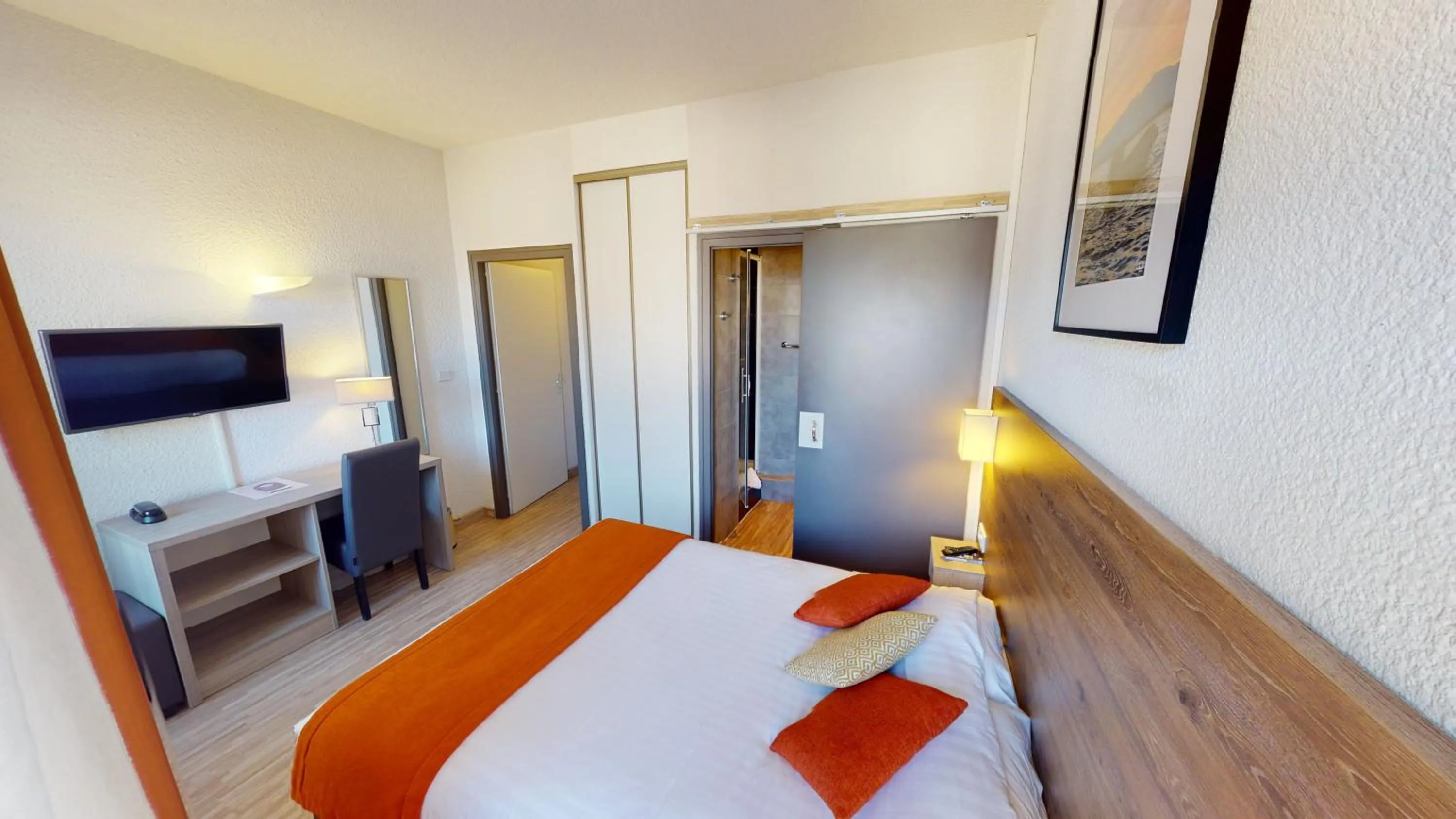 Photo of the whole room, Bed in Hôtel de France Contact-Hôtel