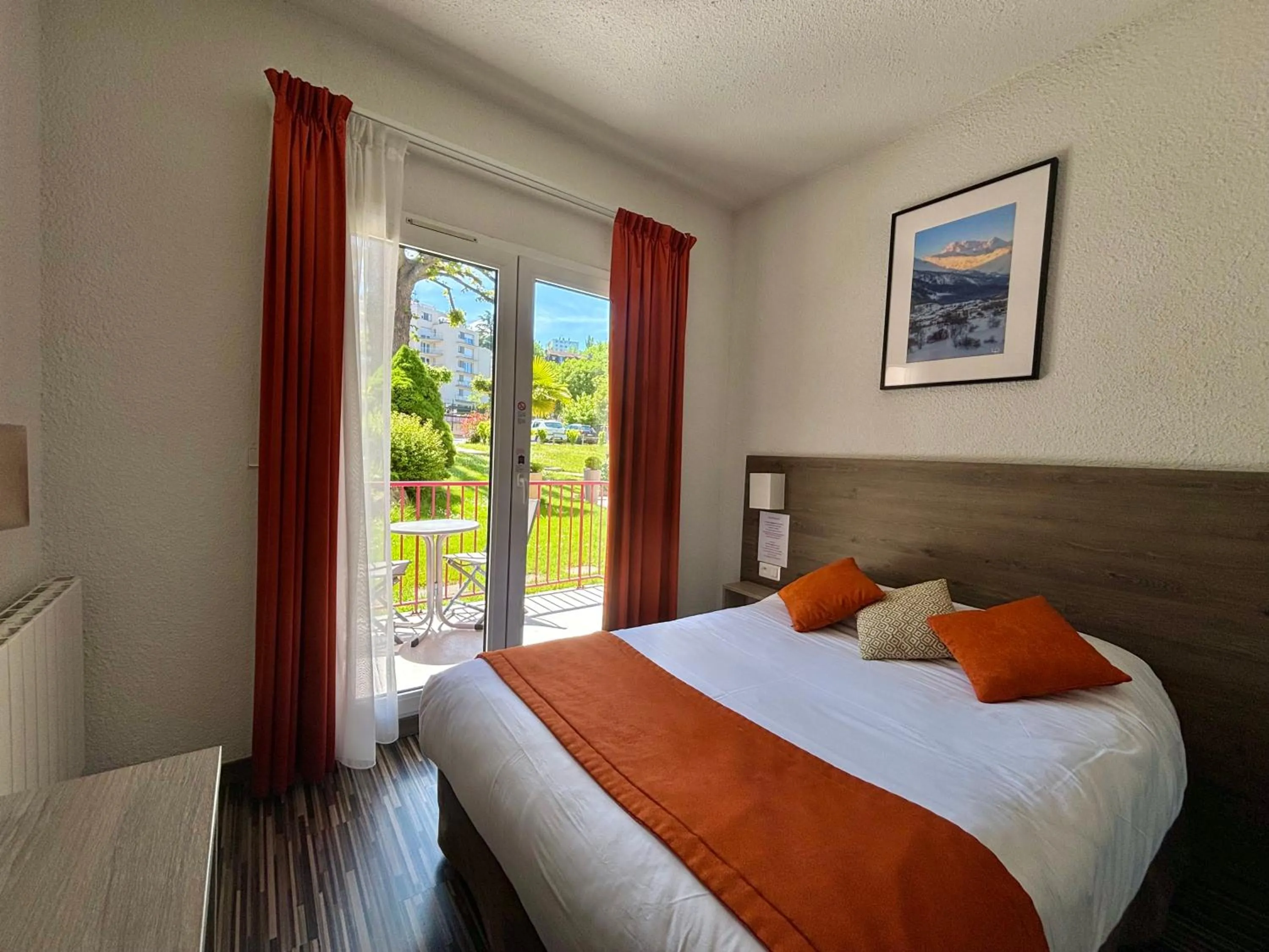 Balcony/Terrace, Bed in Hôtel de France Contact-Hôtel