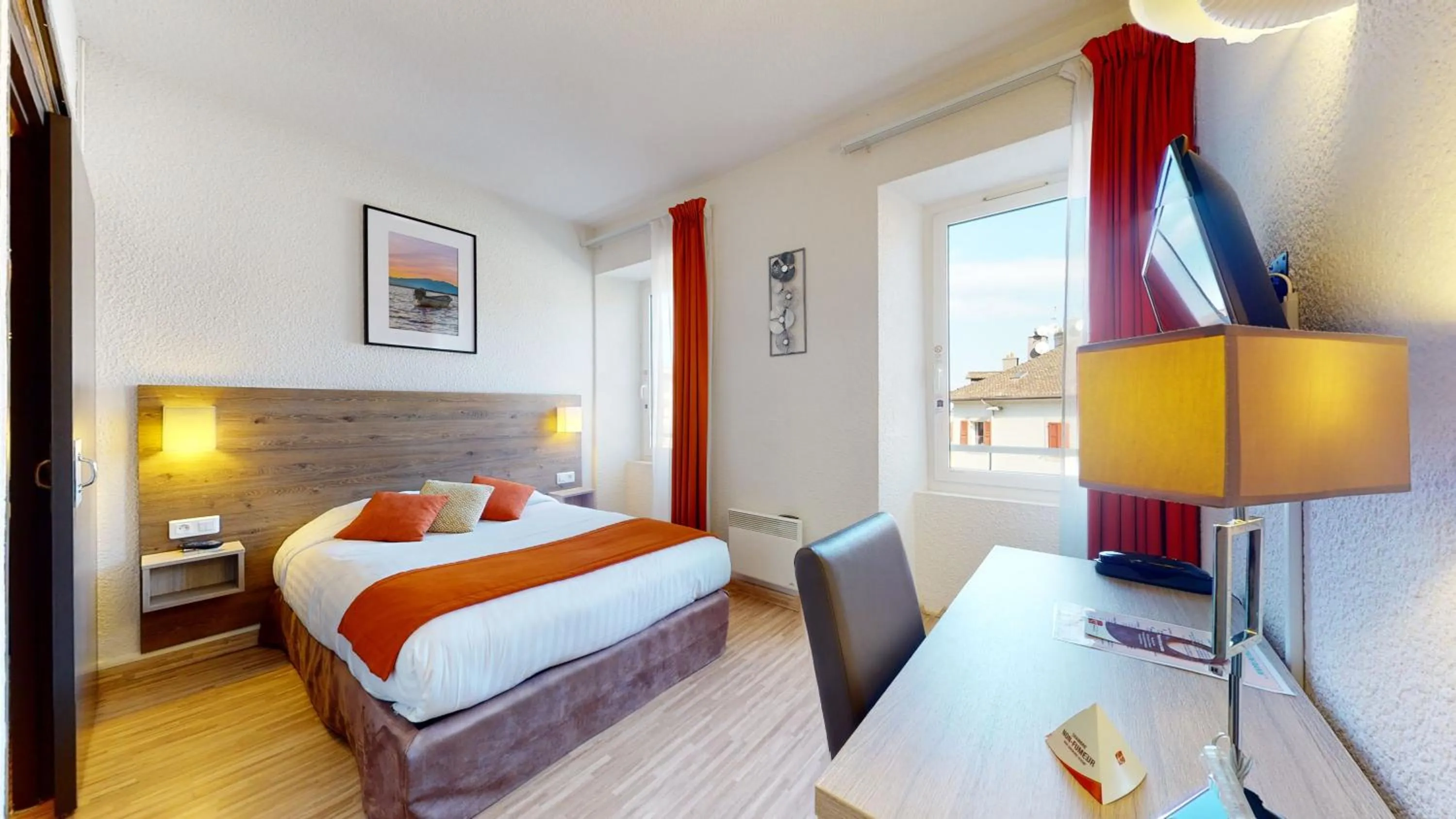 Photo of the whole room, Bed in Hôtel de France Contact-Hôtel