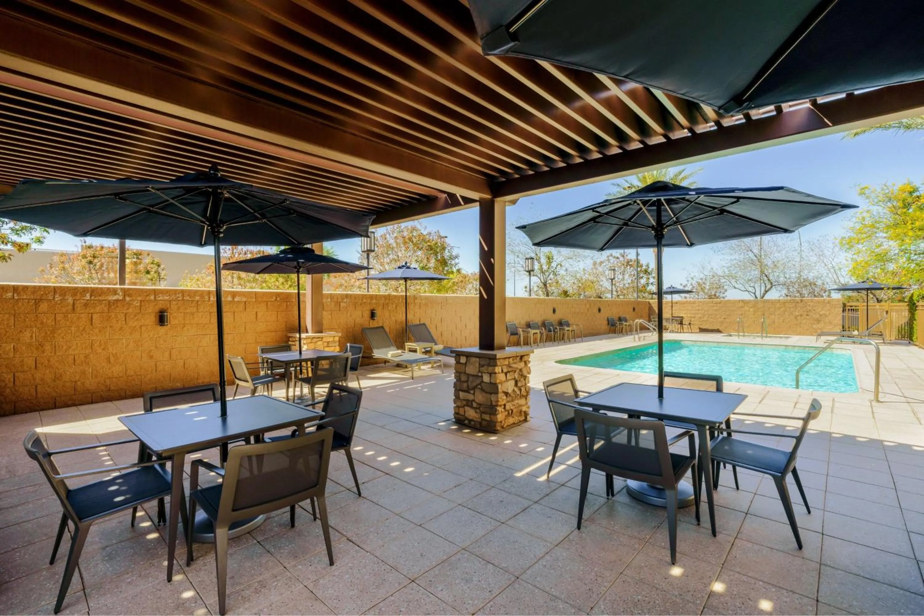Swimming pool in Courtyard by Marriott Phoenix Mesa Gateway Airport