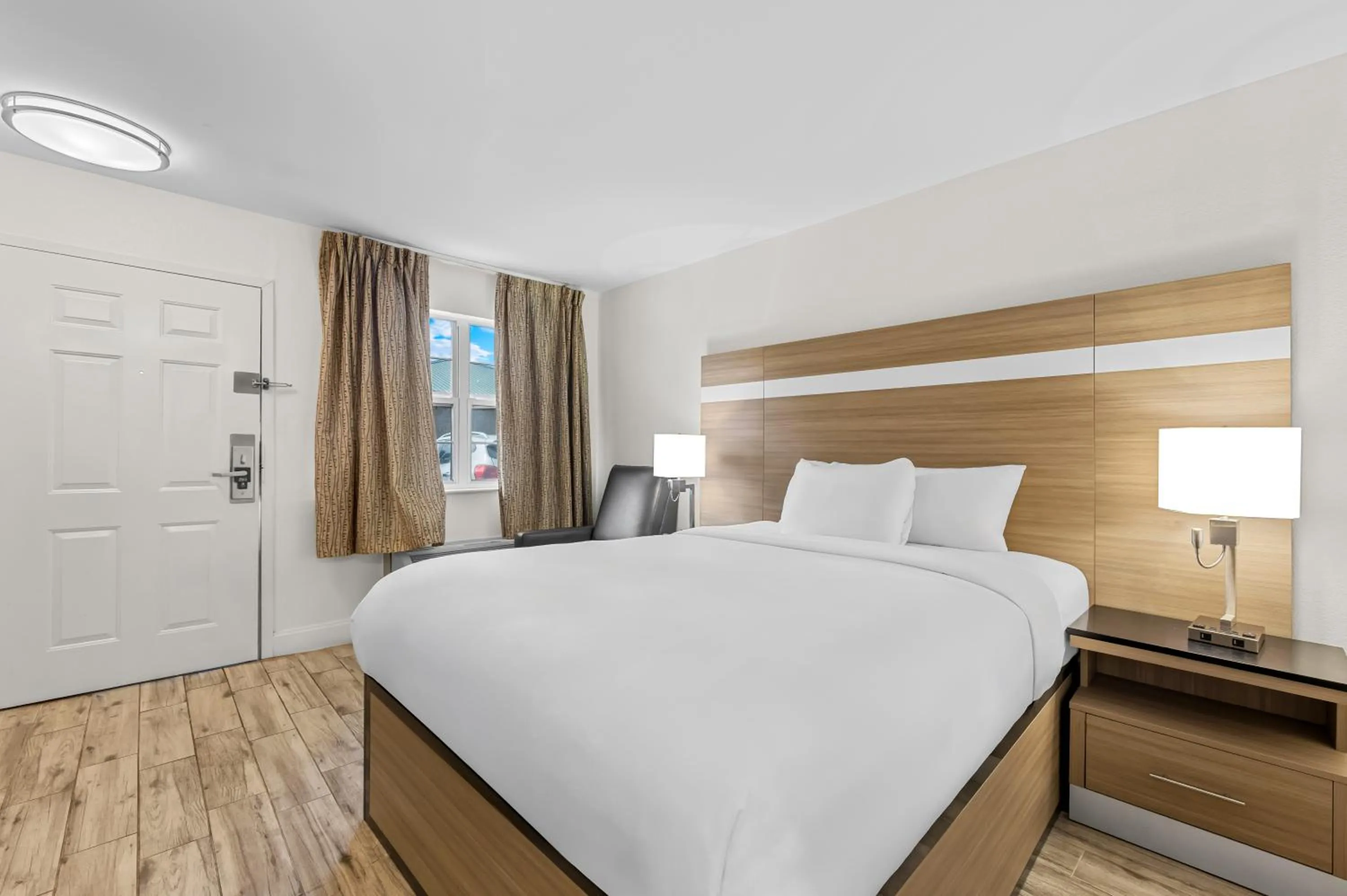 Bed in MainStay Suites Knoxville - Cedar Bluff