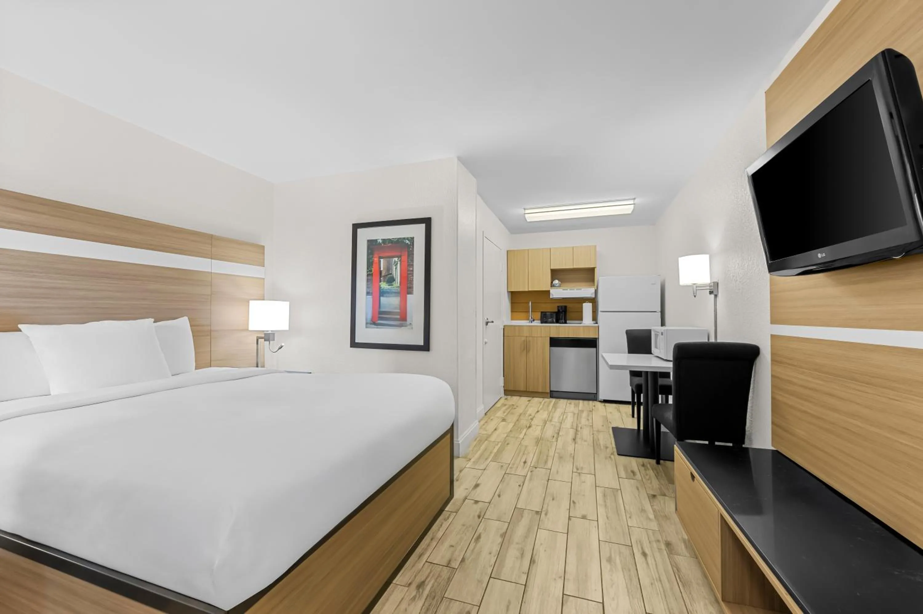 Photo of the whole room, Bed in MainStay Suites Knoxville - Cedar Bluff