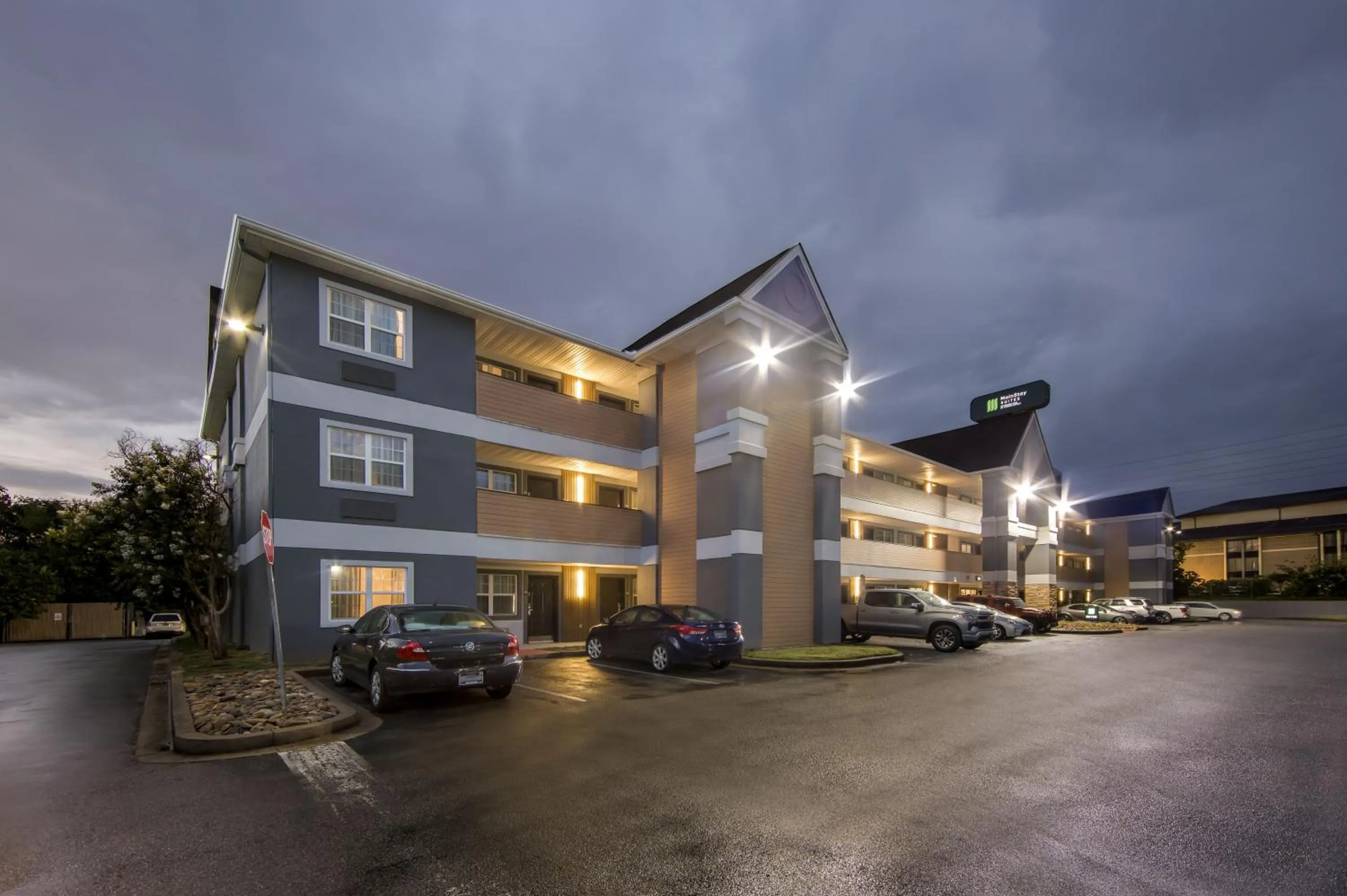 Property building in MainStay Suites Knoxville - Cedar Bluff