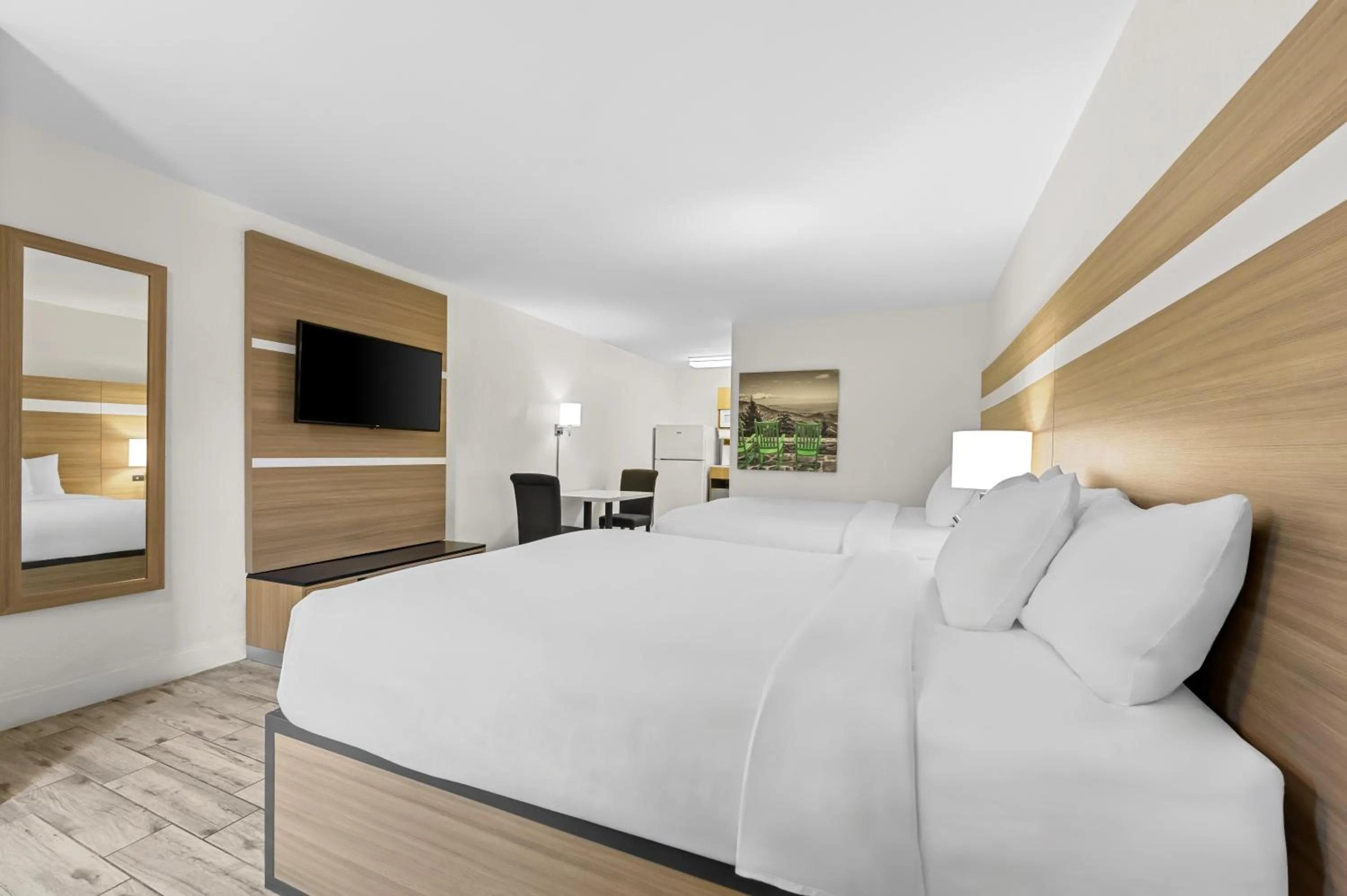 Bed in MainStay Suites Knoxville - Cedar Bluff