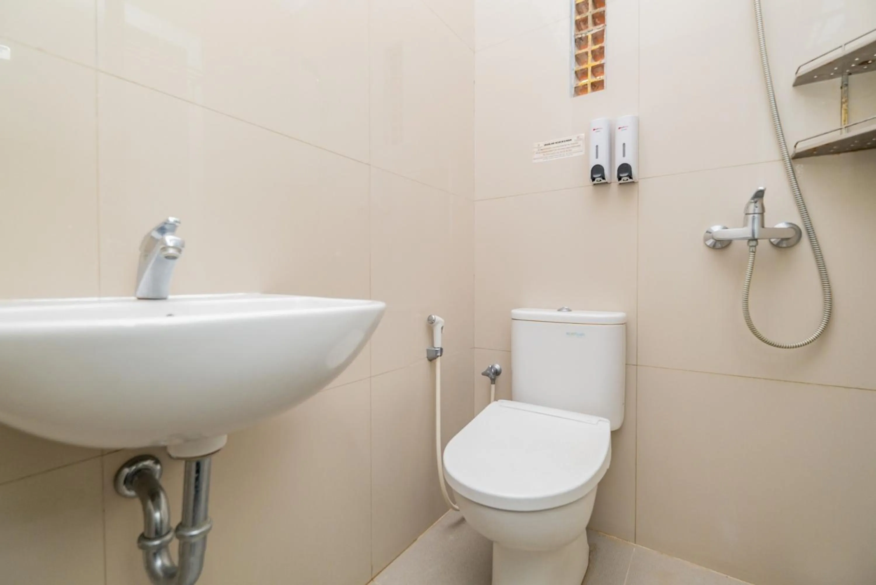 Bathroom in RedDoorz near Jawa Timur Park 3