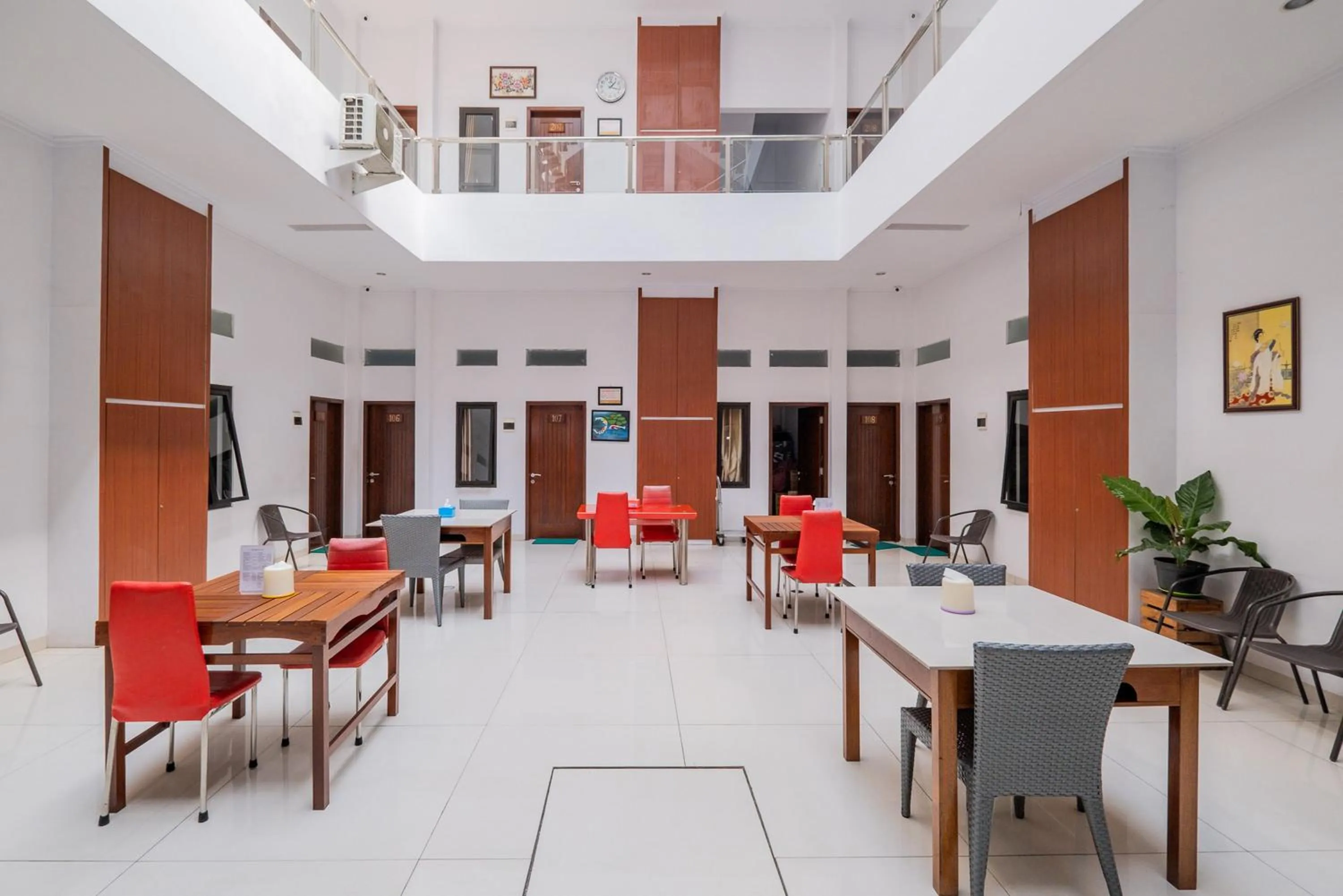 Seating area in RedDoorz near Jawa Timur Park 3