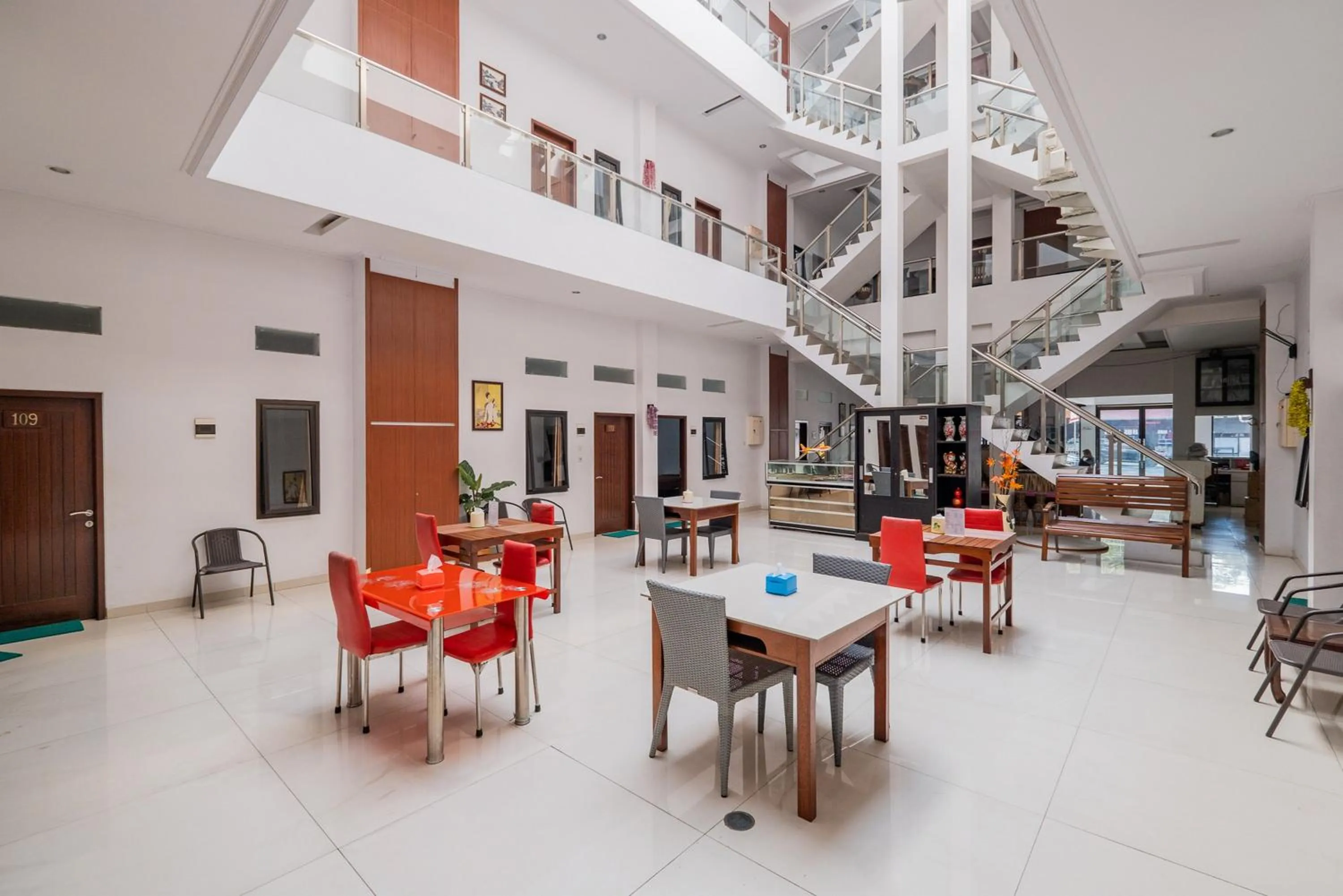 Seating area in RedDoorz near Jawa Timur Park 3