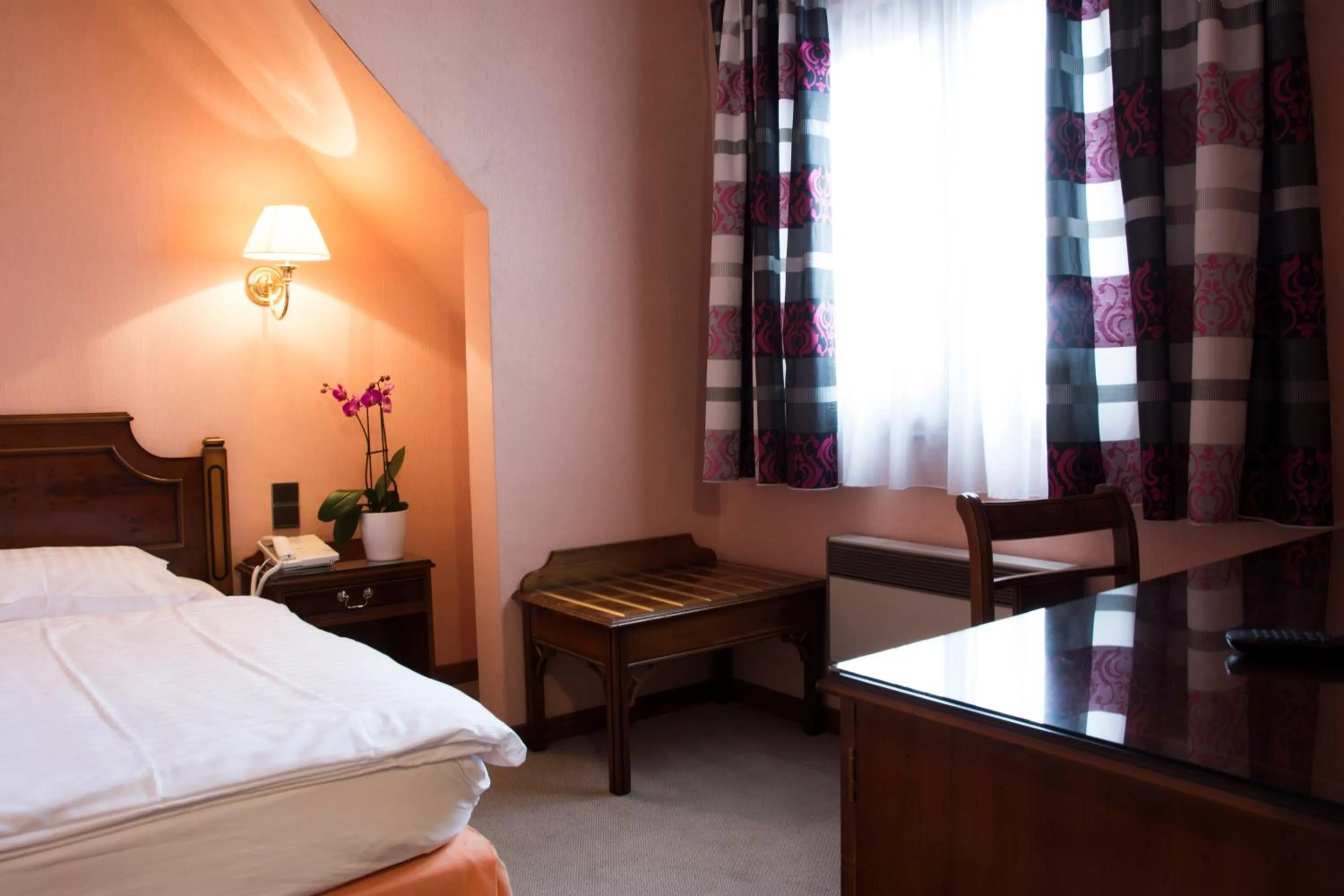 Property building, Bed in Hostellerie Saint Florent