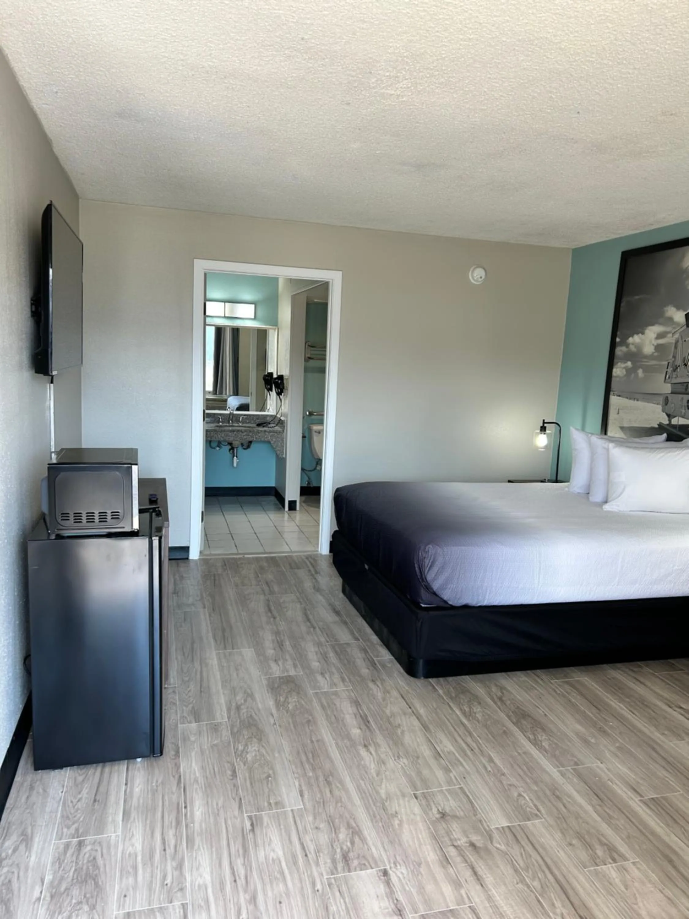 Living room, Bed in Super 8 by Wyndham Ocala I-75