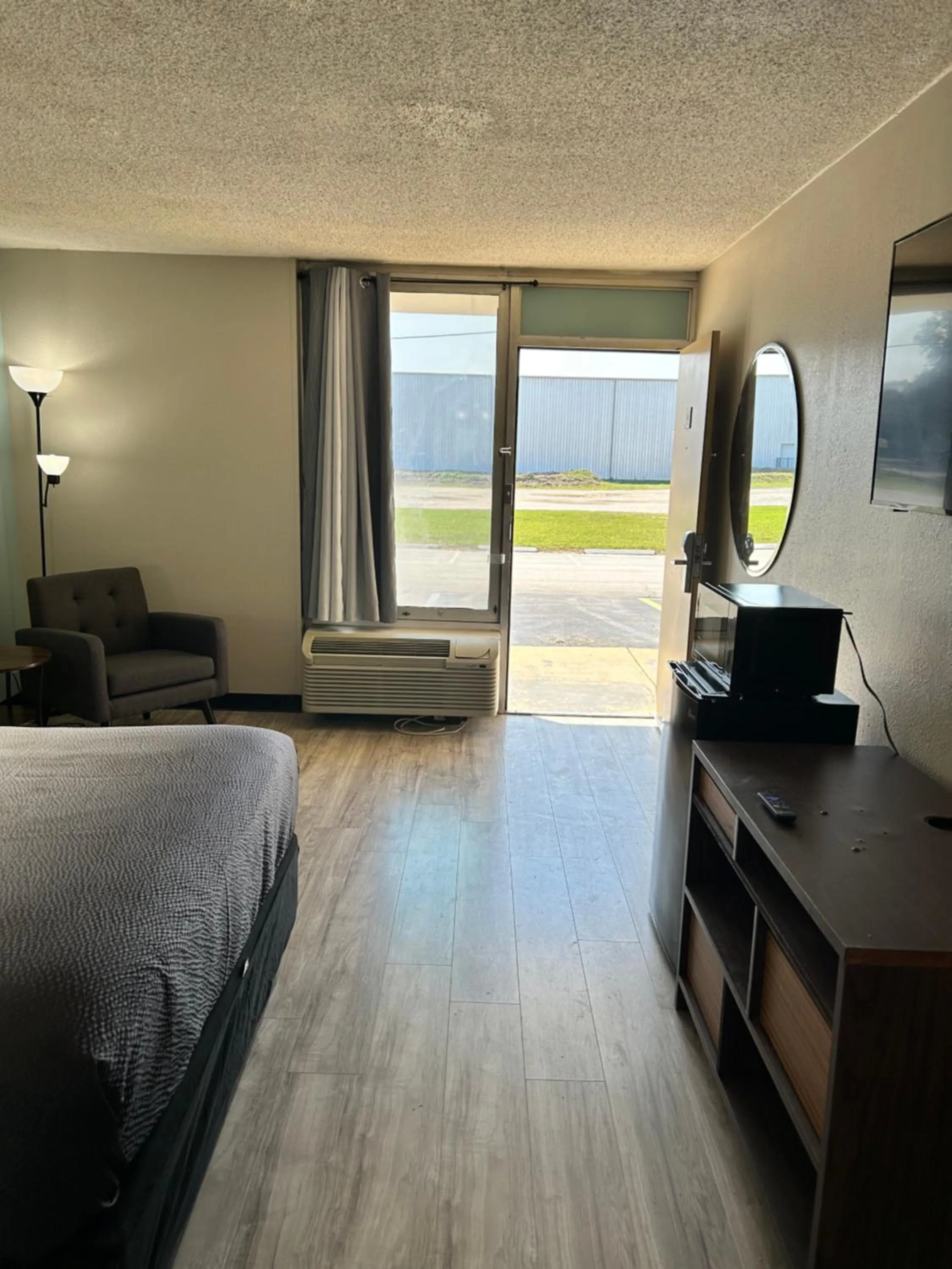 Photo of the whole room, Bed in Super 8 by Wyndham Ocala I-75