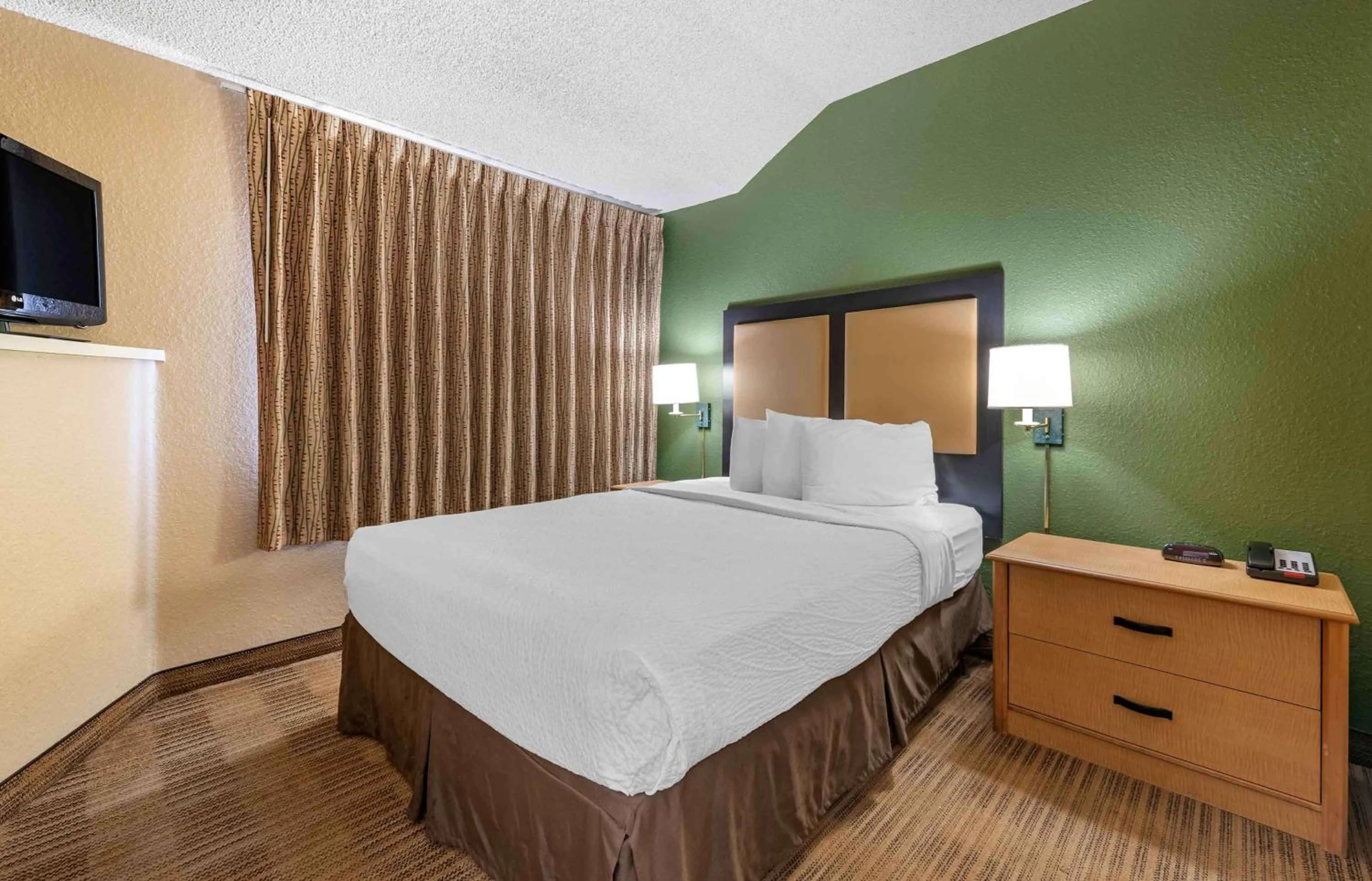 Bedroom, Bed in Extended Stay America Suites - Dallas - Plano Parkway