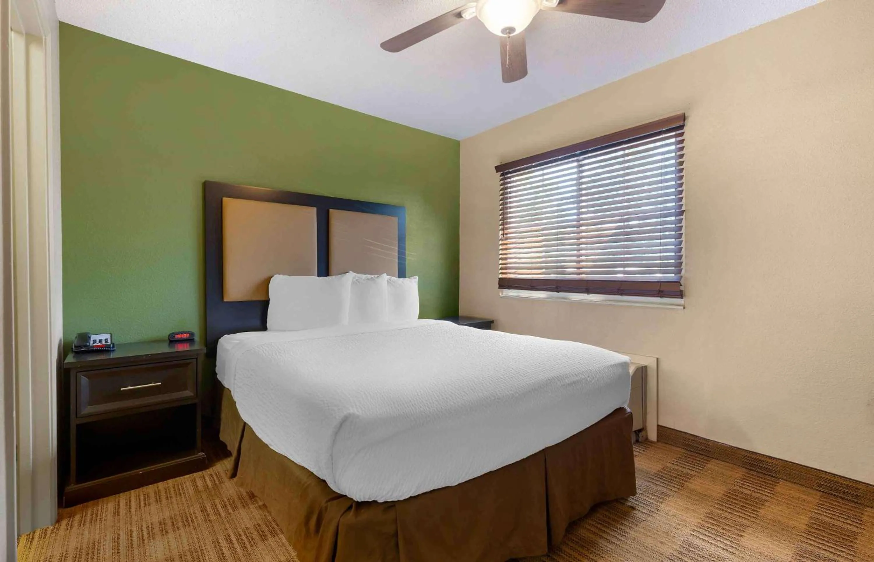 Bedroom, Bed in Extended Stay America Suites - Dallas - Plano Parkway