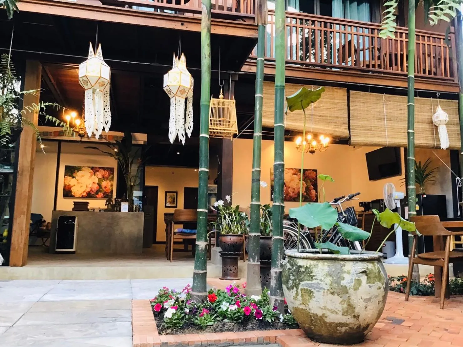 Restaurant/places to eat in The Eight Ratvithi House