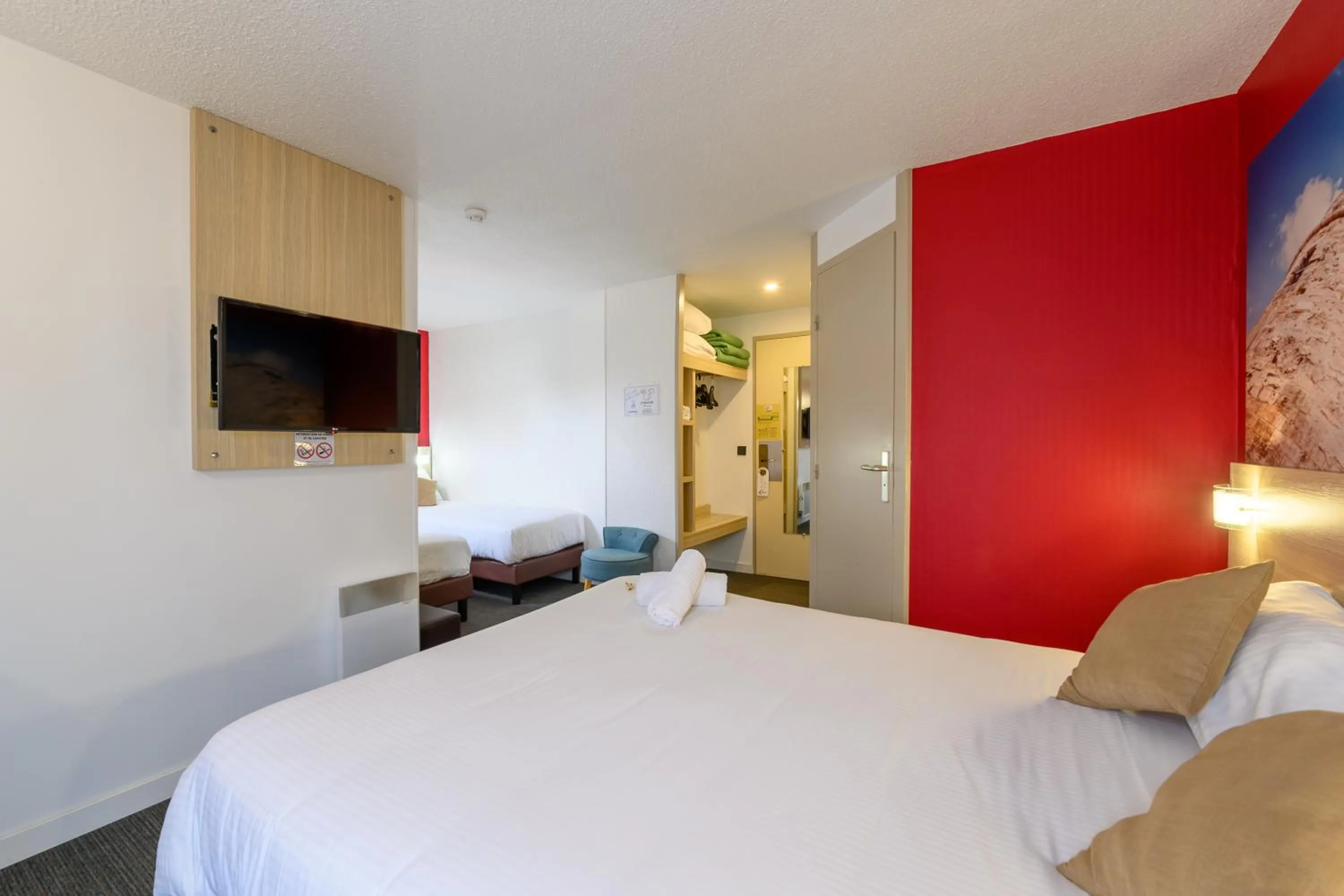 Photo of the whole room, Bed in The Originals City, Tabl'Hôtel, Cambrai (Inter-Hotel)