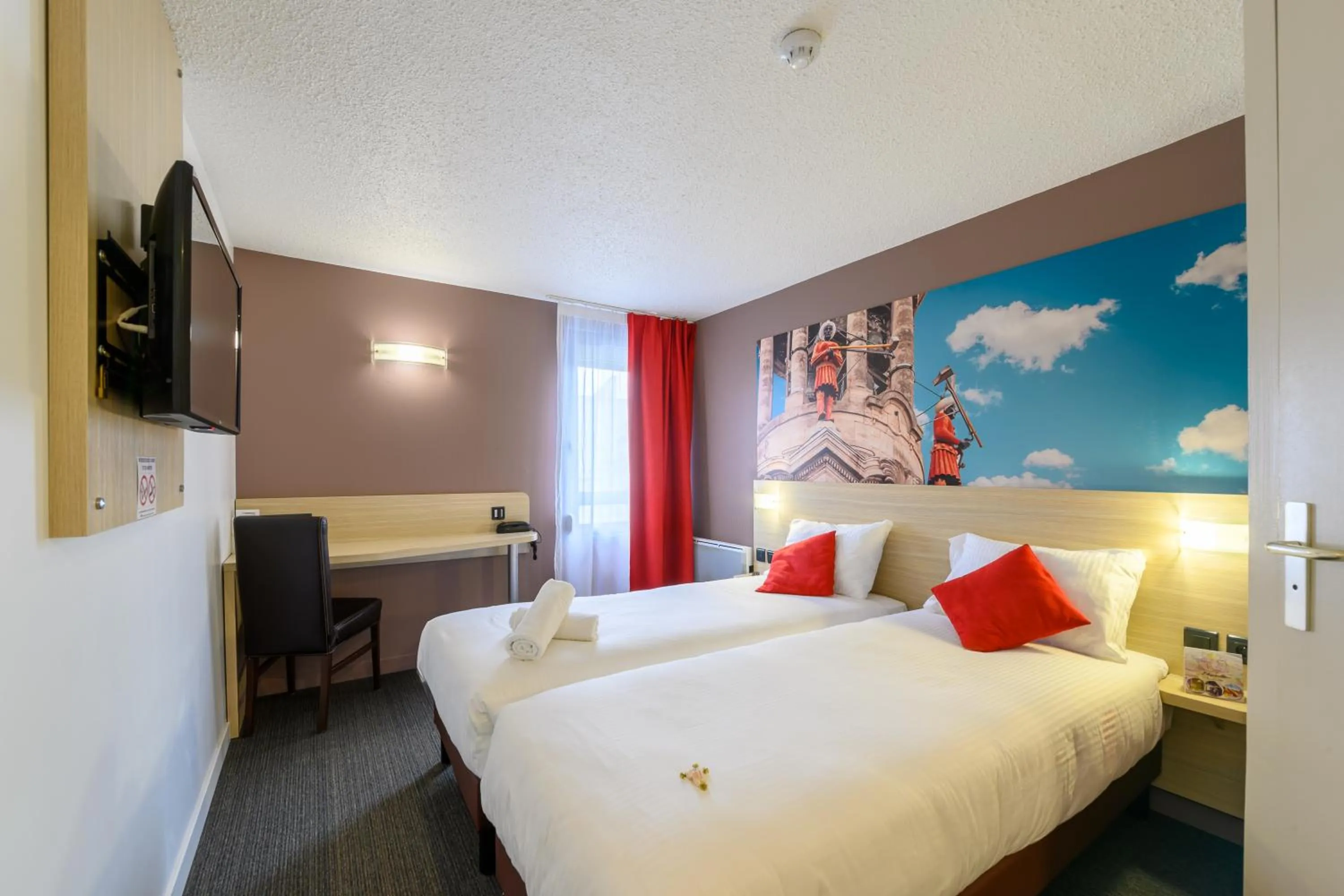 Photo of the whole room, Bed in The Originals City, Tabl'Hôtel, Cambrai (Inter-Hotel)