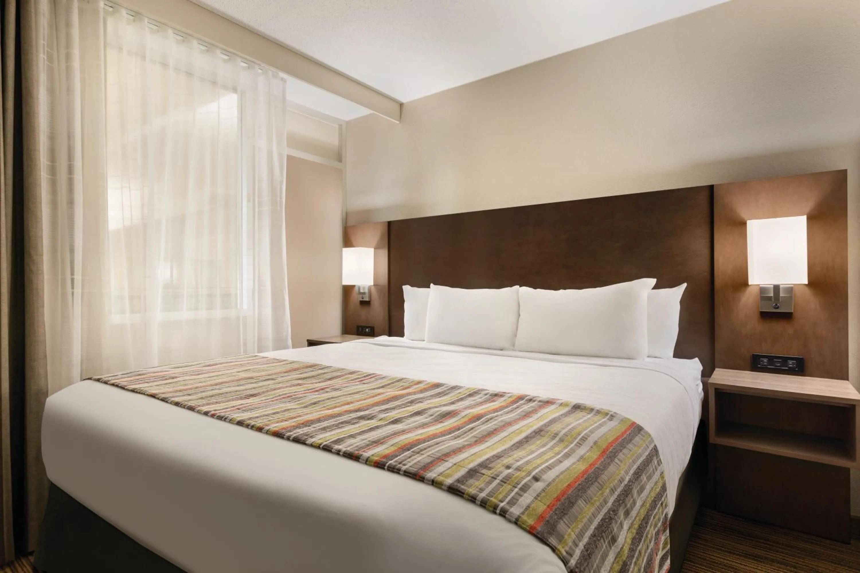 Bed in Country Inn & Suites by Radisson, Fergus Falls, MN