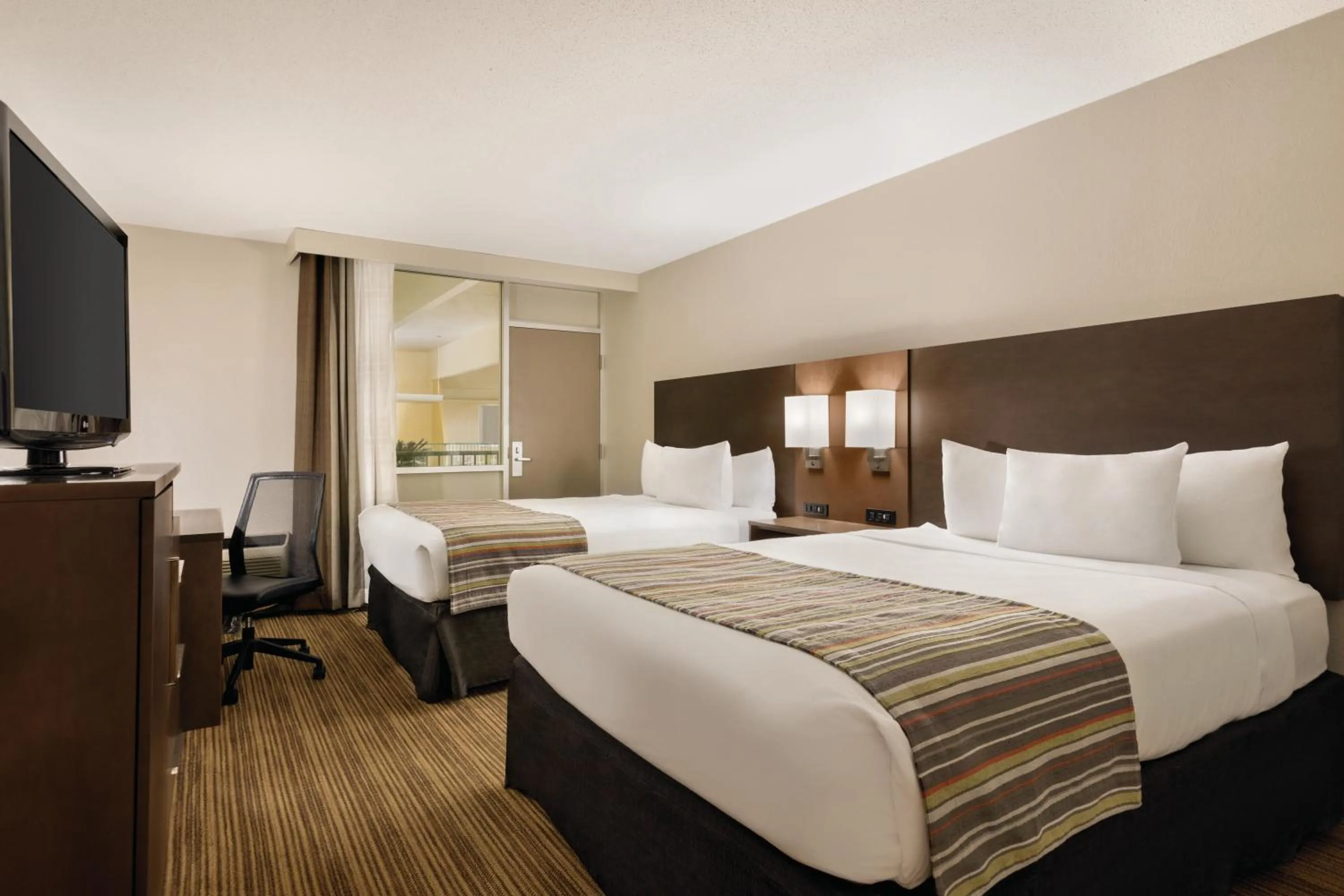 Photo of the whole room, Bed in Country Inn & Suites by Radisson, Fergus Falls, MN