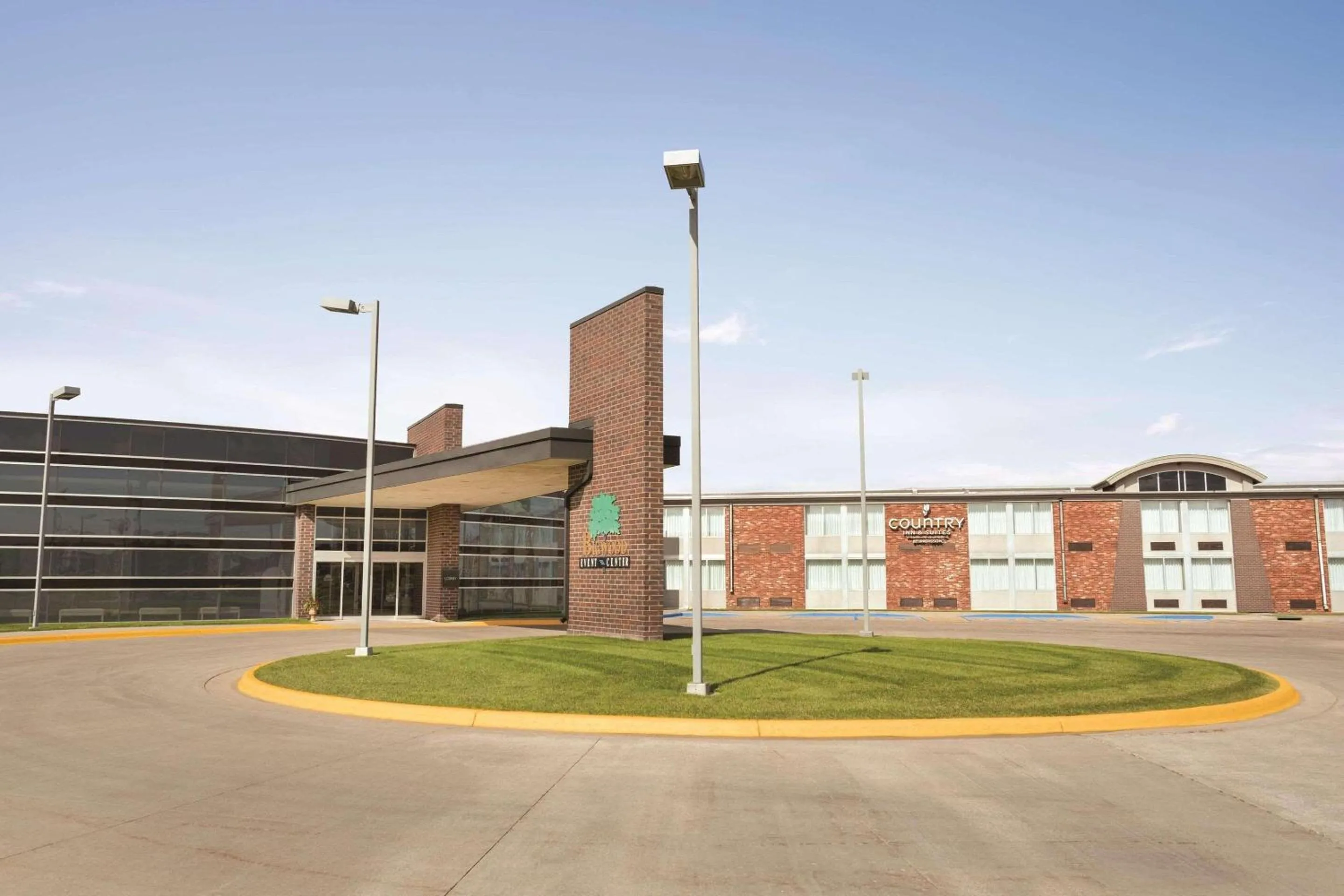 Property building in Country Inn & Suites by Radisson, Fergus Falls, MN