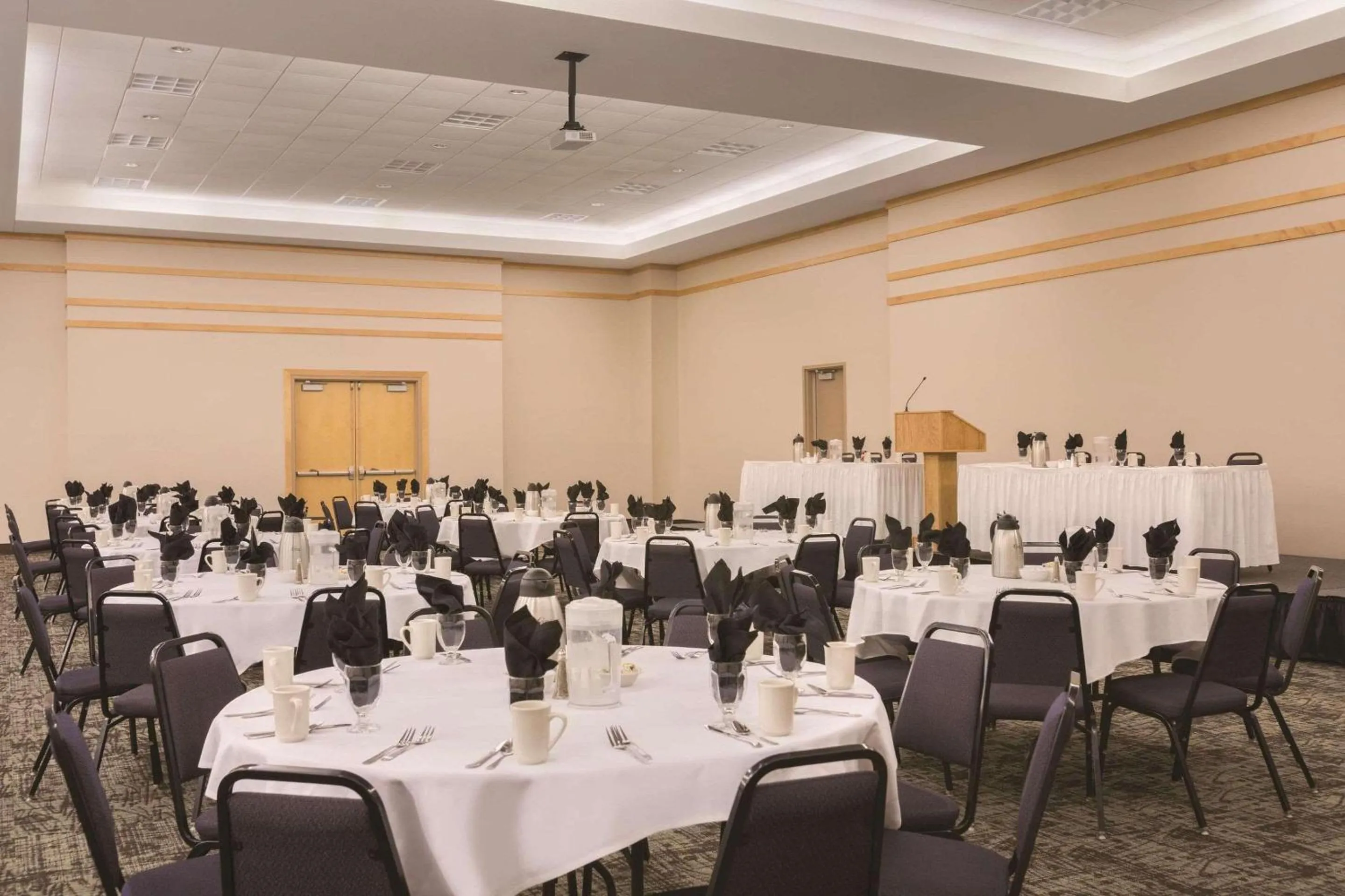 Meeting/conference room in Country Inn & Suites by Radisson, Fergus Falls, MN