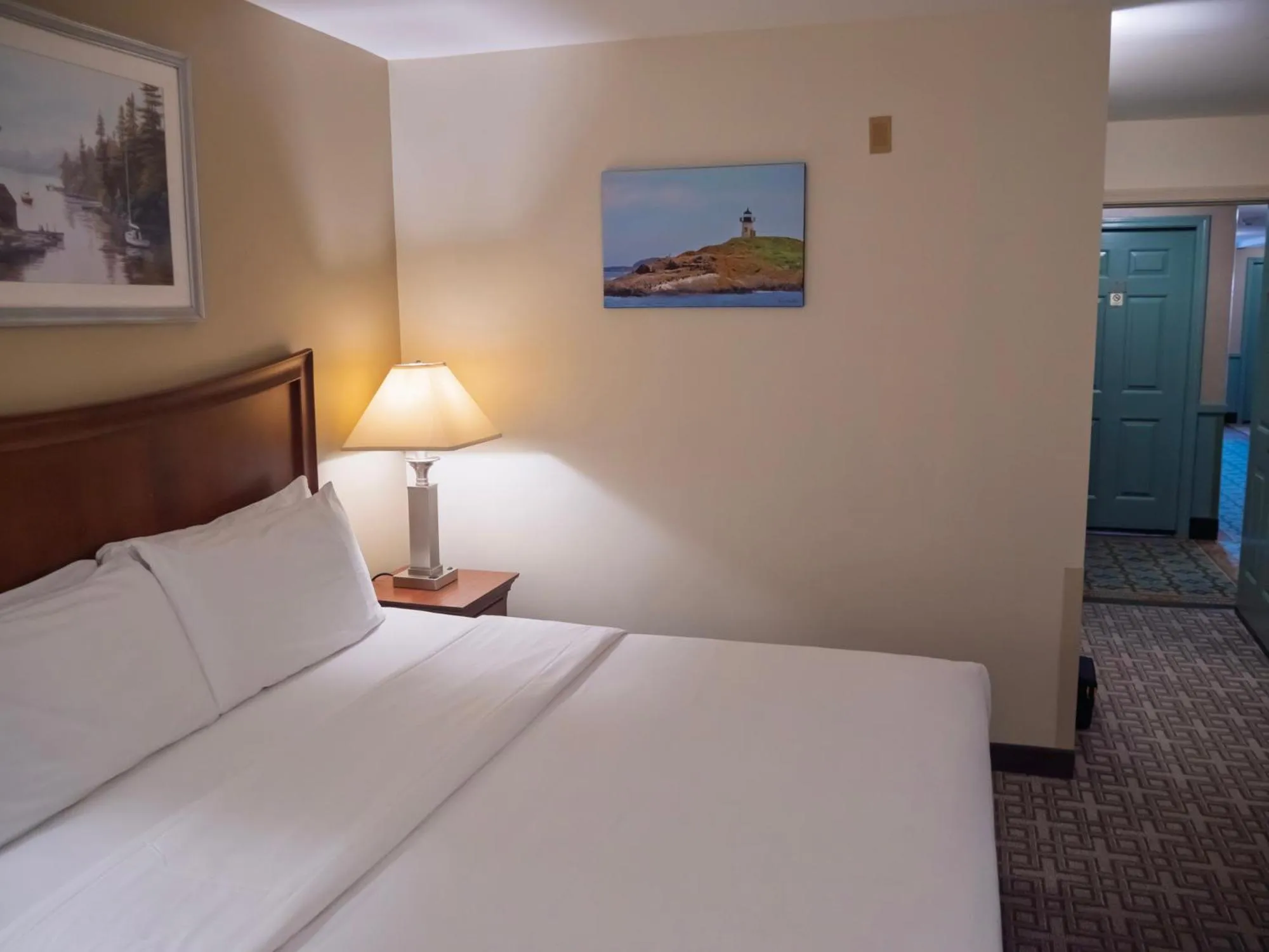 Bed in Country Inn at the Mall