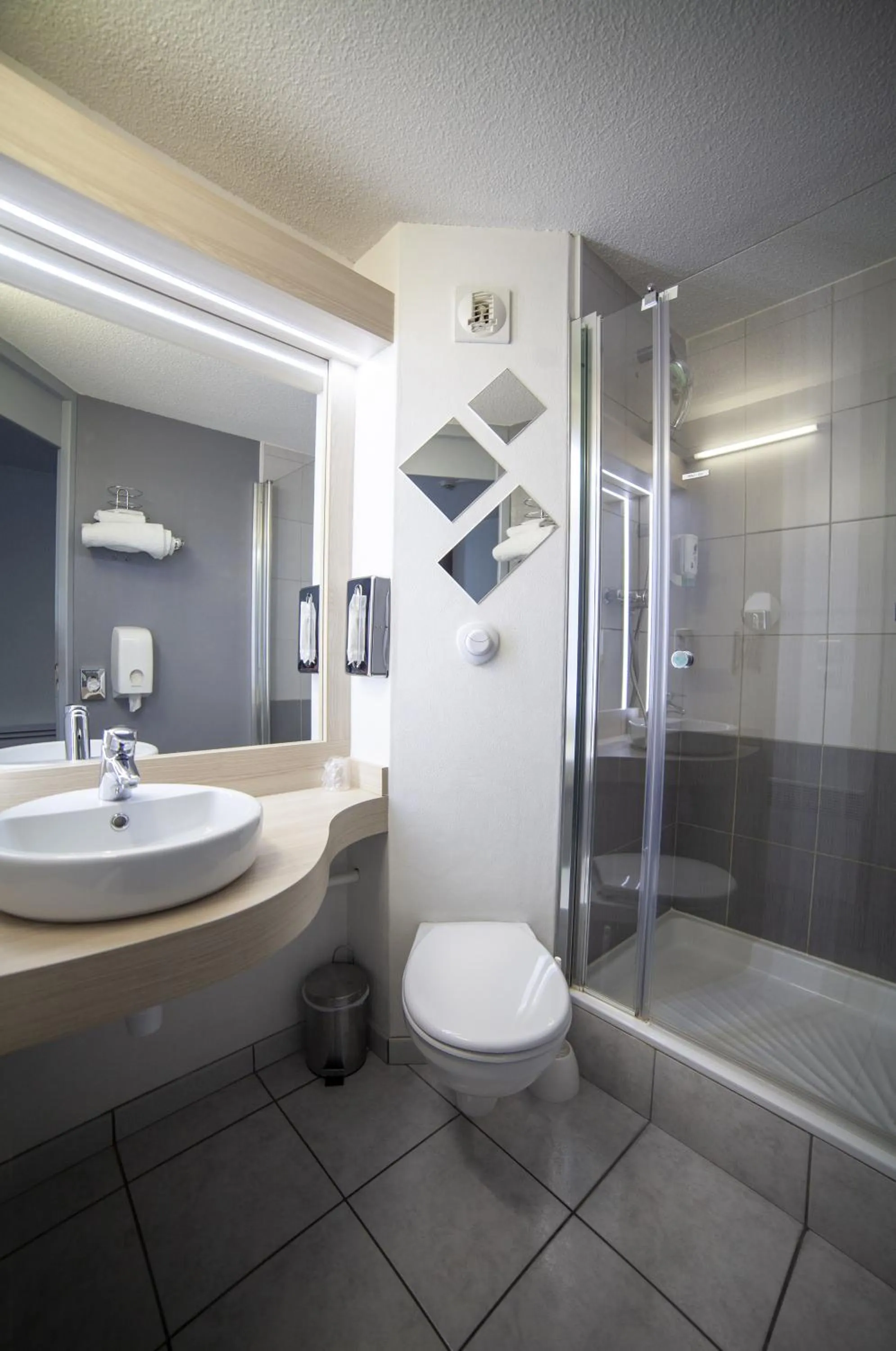 Bathroom in Sure Hotel by Best Western Lille Tourcoing Ex Hotel Garden