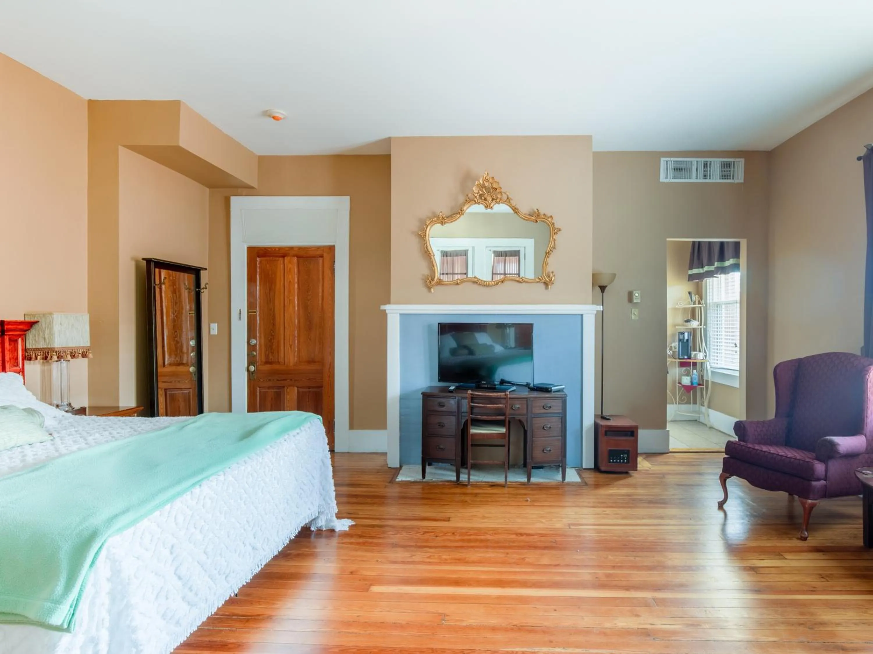 TV and multimedia, Bed in The Belmont Inn by OYO