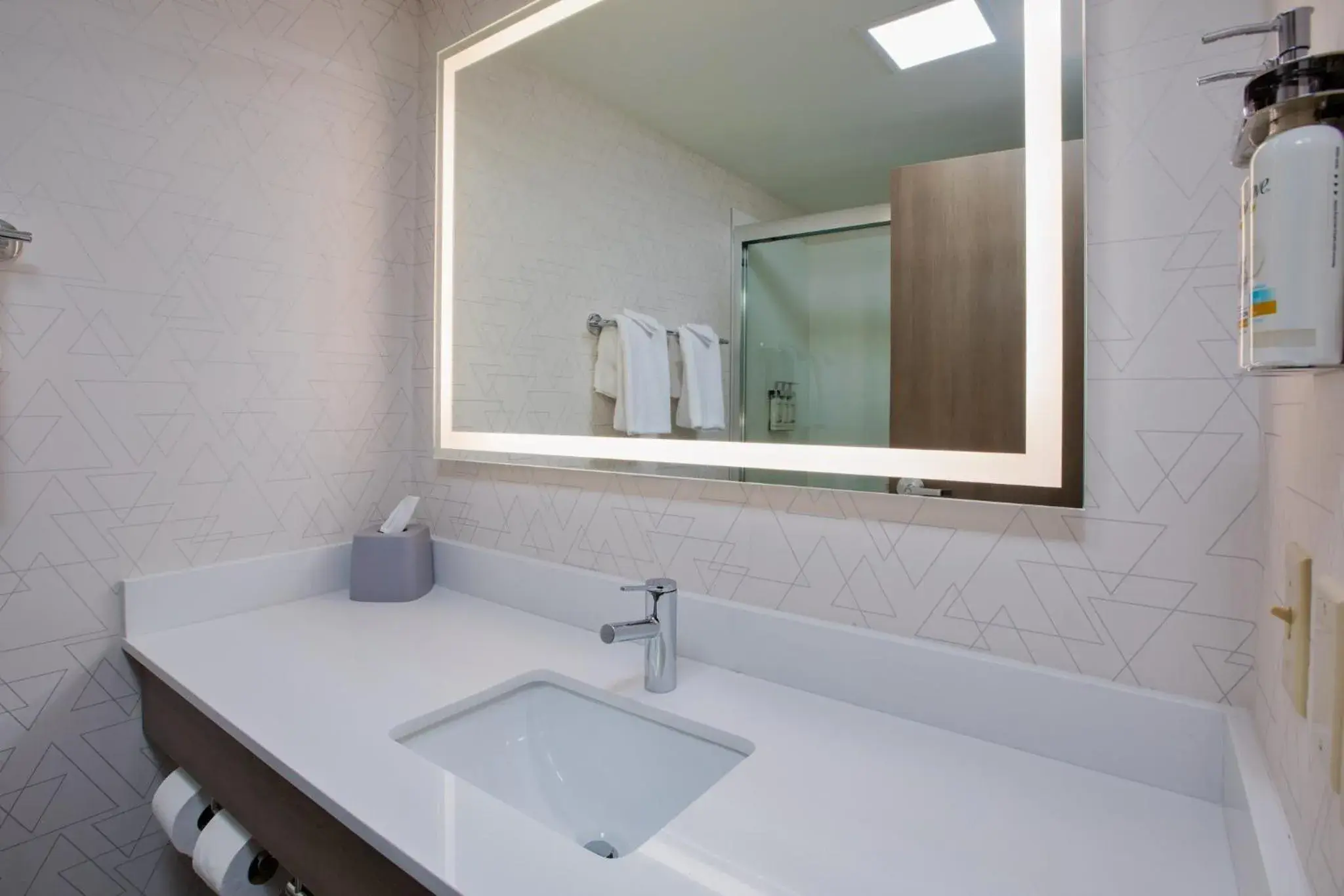 Standard King Room in Holiday Inn Express Sault Ste Marie by IHG Standard King Room in Holiday Inn Express Sault Ste Marie by IHG