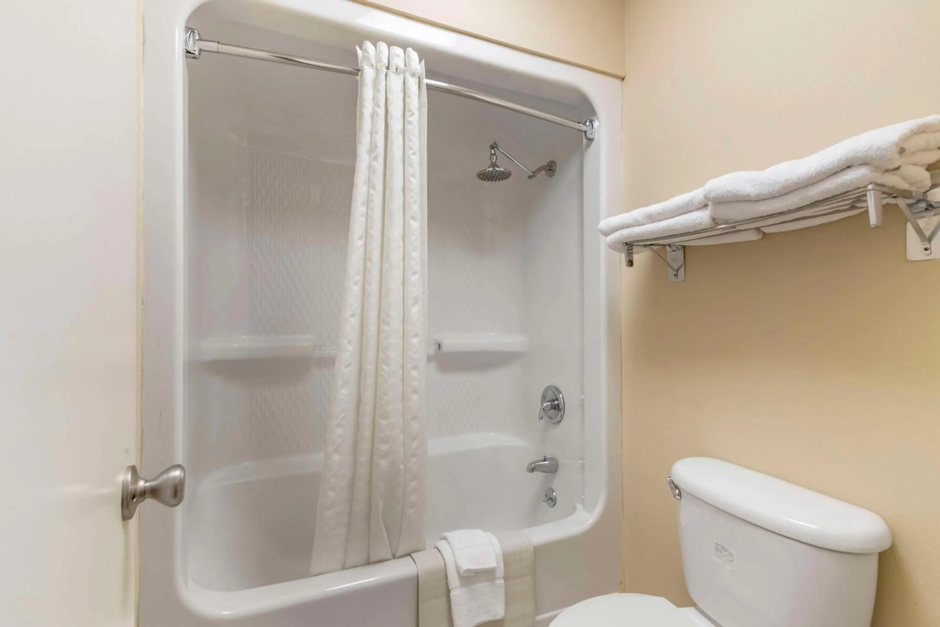 Bathroom in Best Western Sunday House Inn