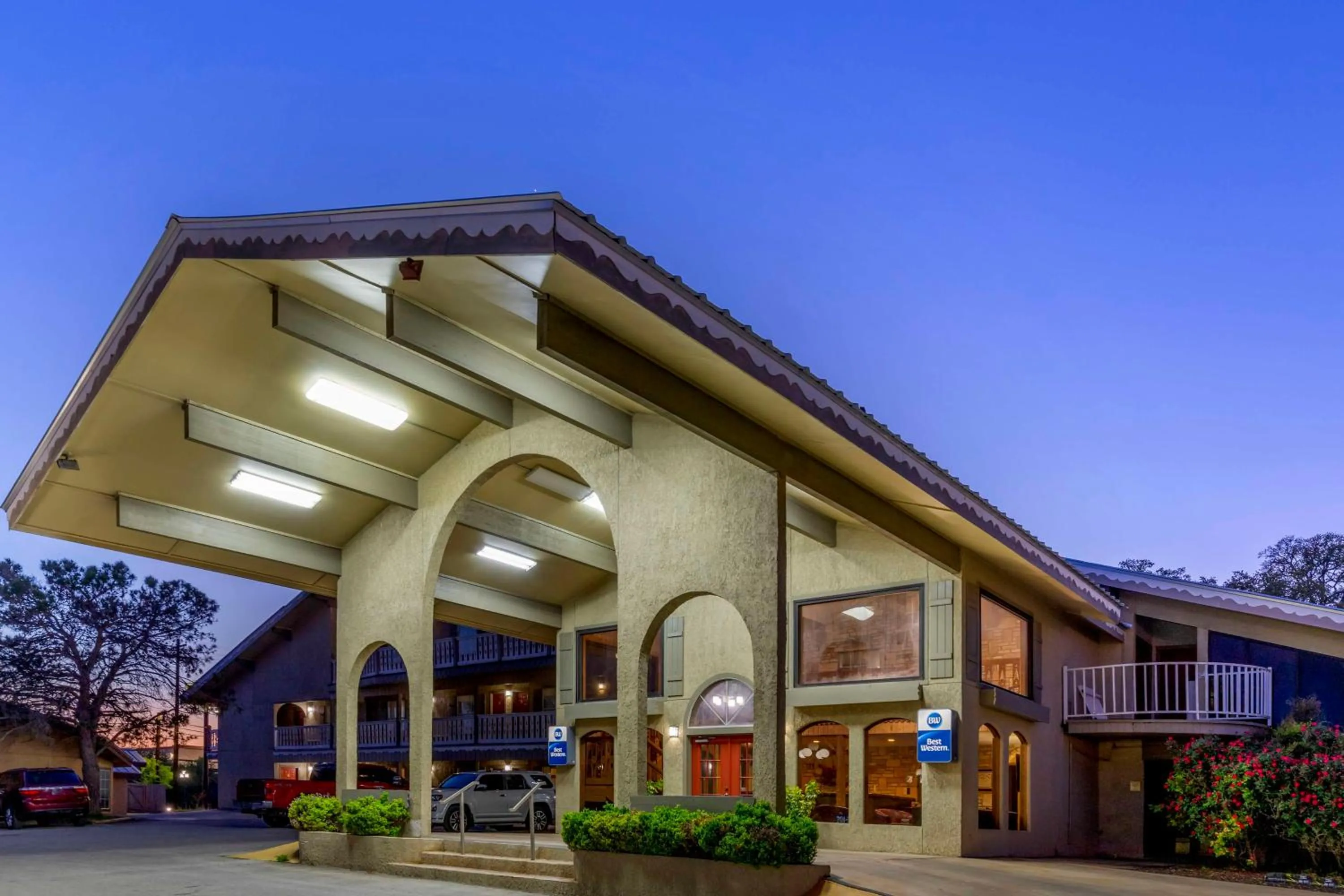 Property building in Best Western Sunday House Inn