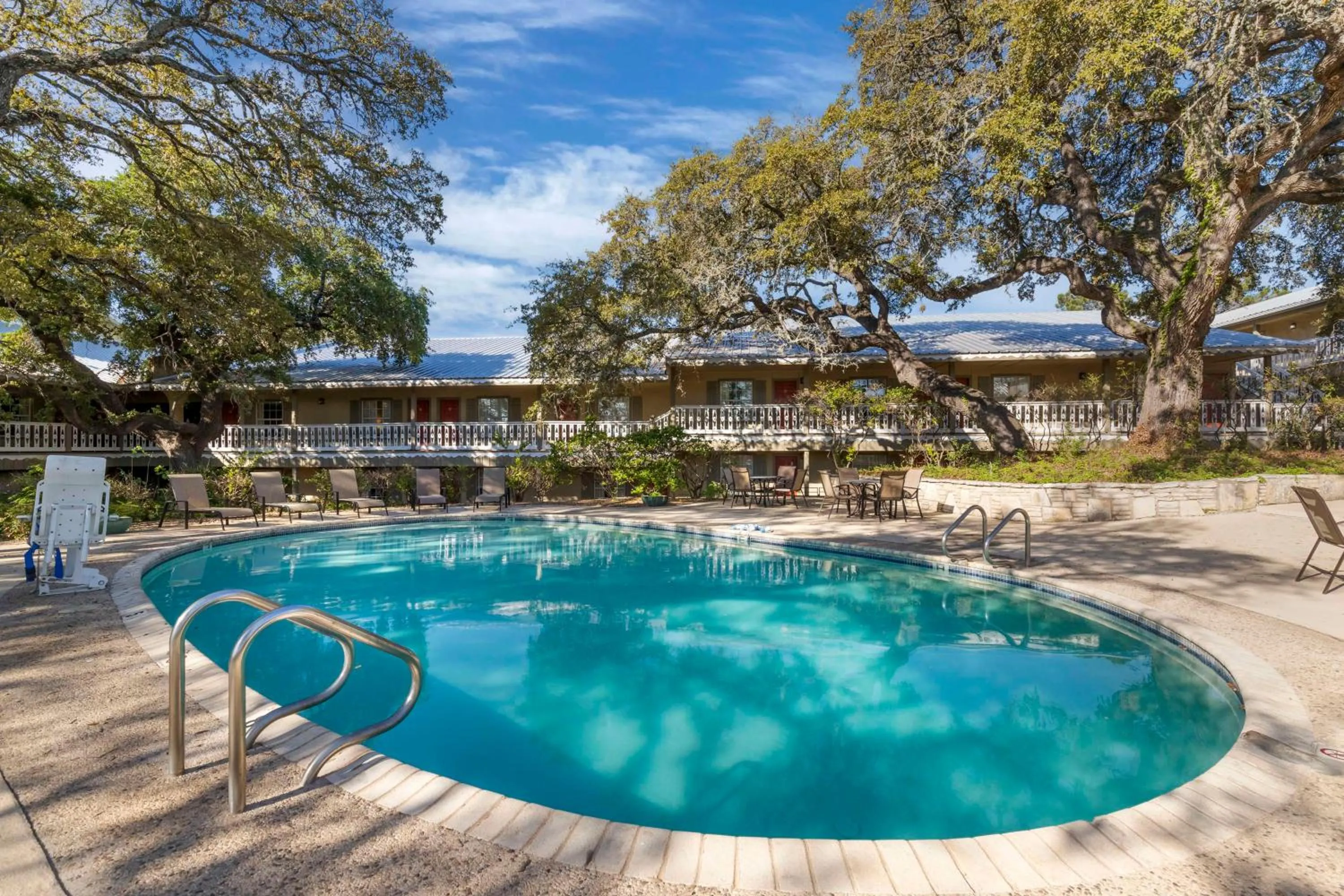 Pool view in Best Western Sunday House Inn