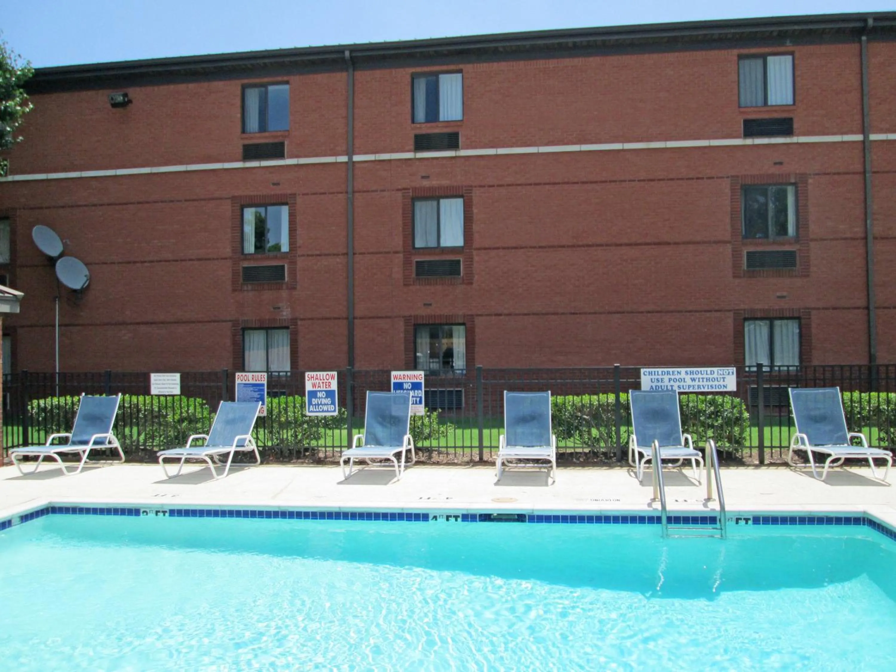 Swimming pool, Property Building in Extended Stay America Suites - Dallas - Market Center