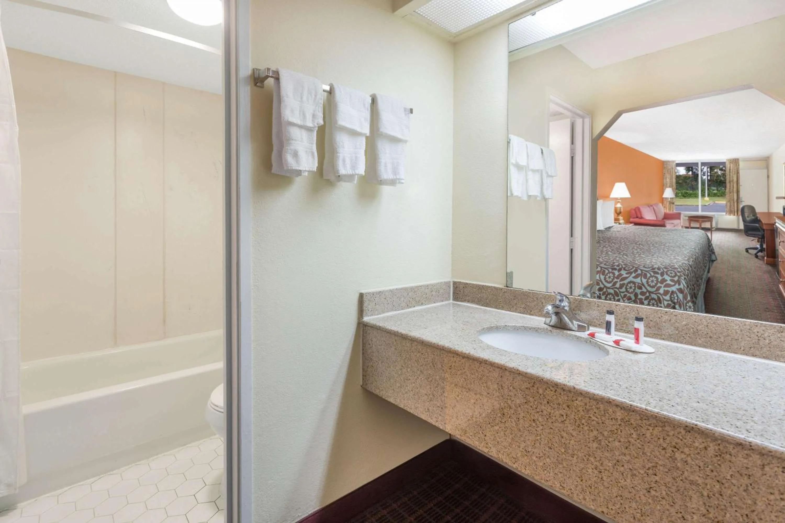 Bathroom, Bed in Days Inn by Wyndham Orangeburg South
