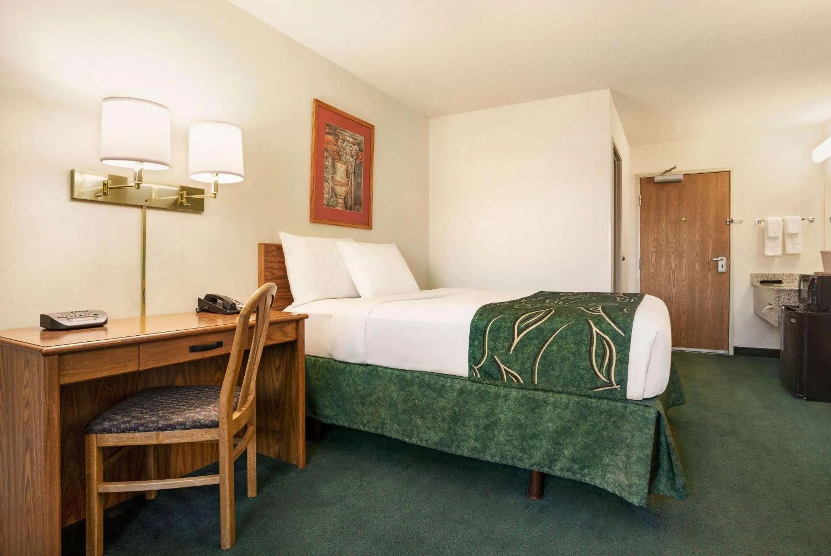 Photo of the whole room, Bed in Travelodge by Wyndham Morrill