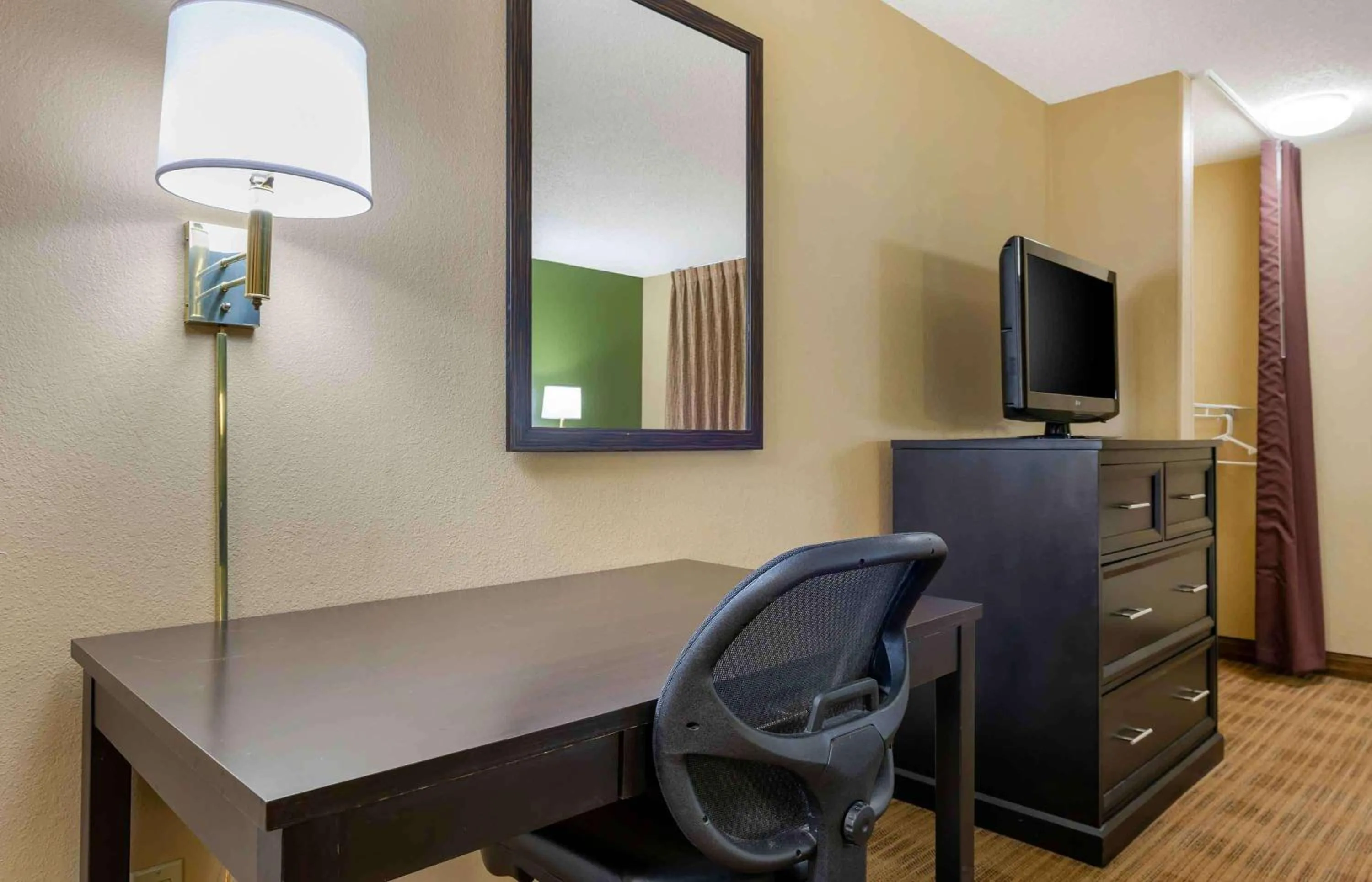 Bedroom in Extended Stay America Select Suites - Columbus - Worthington