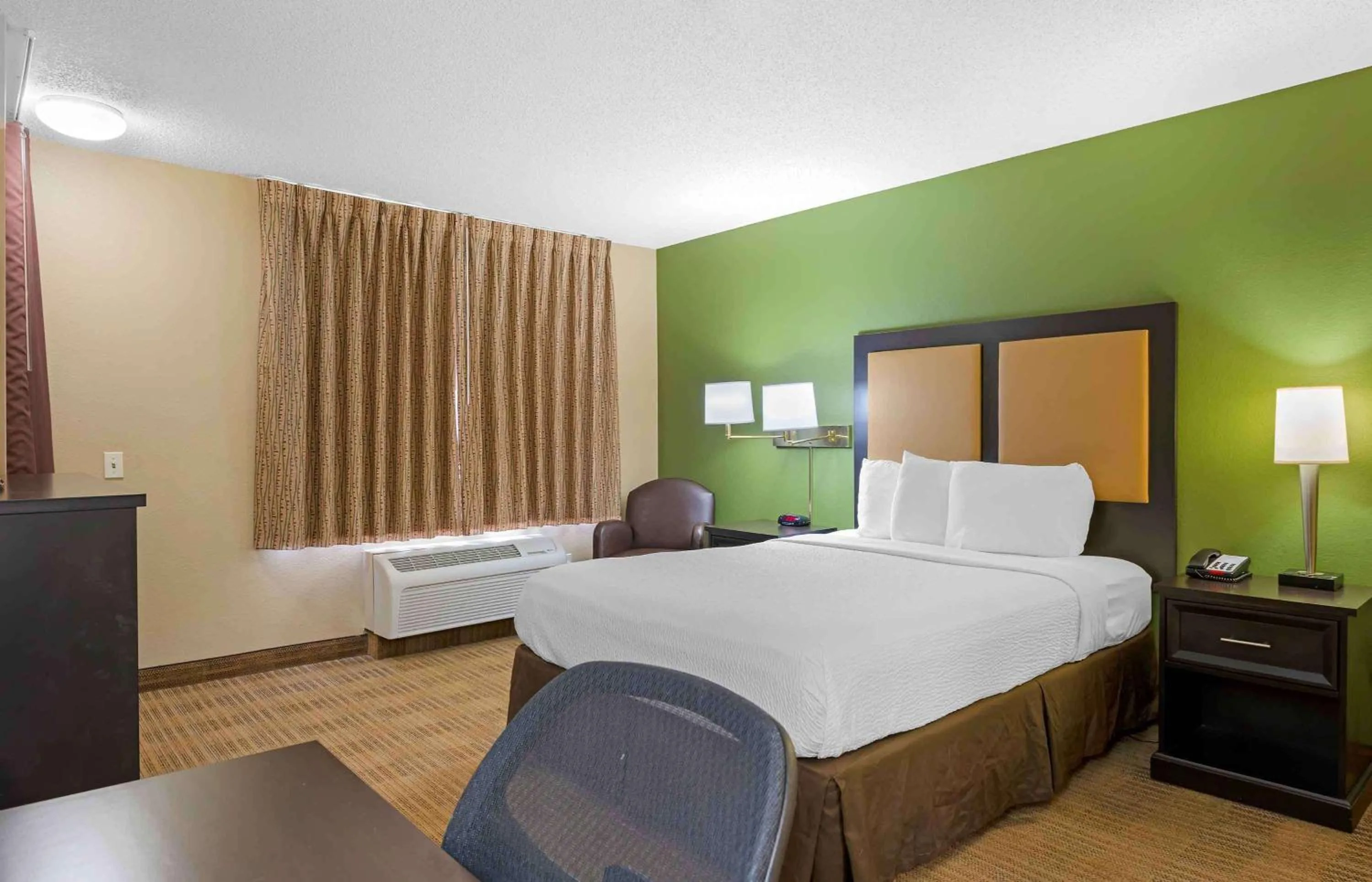 Bedroom, Bed in Extended Stay America Select Suites - Columbus - Worthington