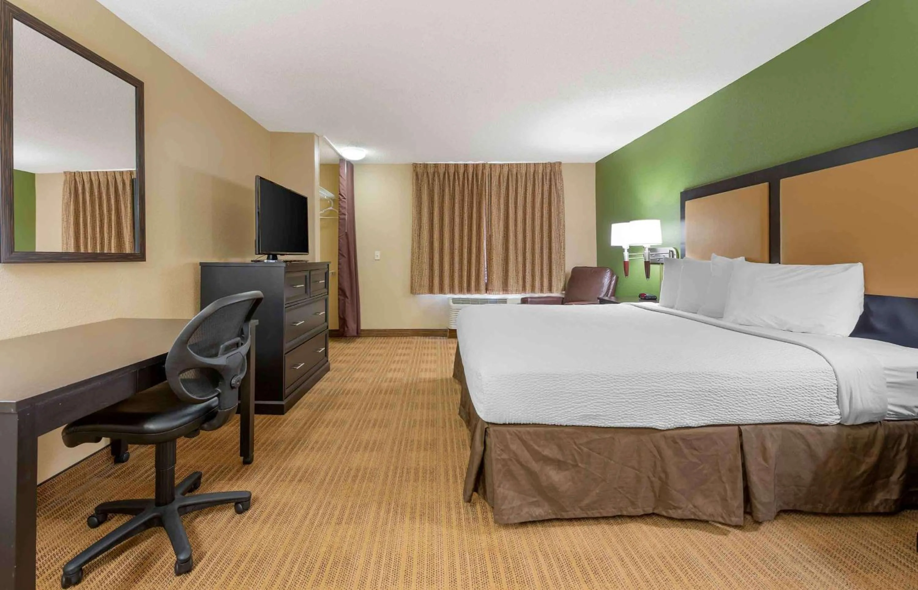 Bedroom, Bed in Extended Stay America Select Suites - Columbus - Worthington