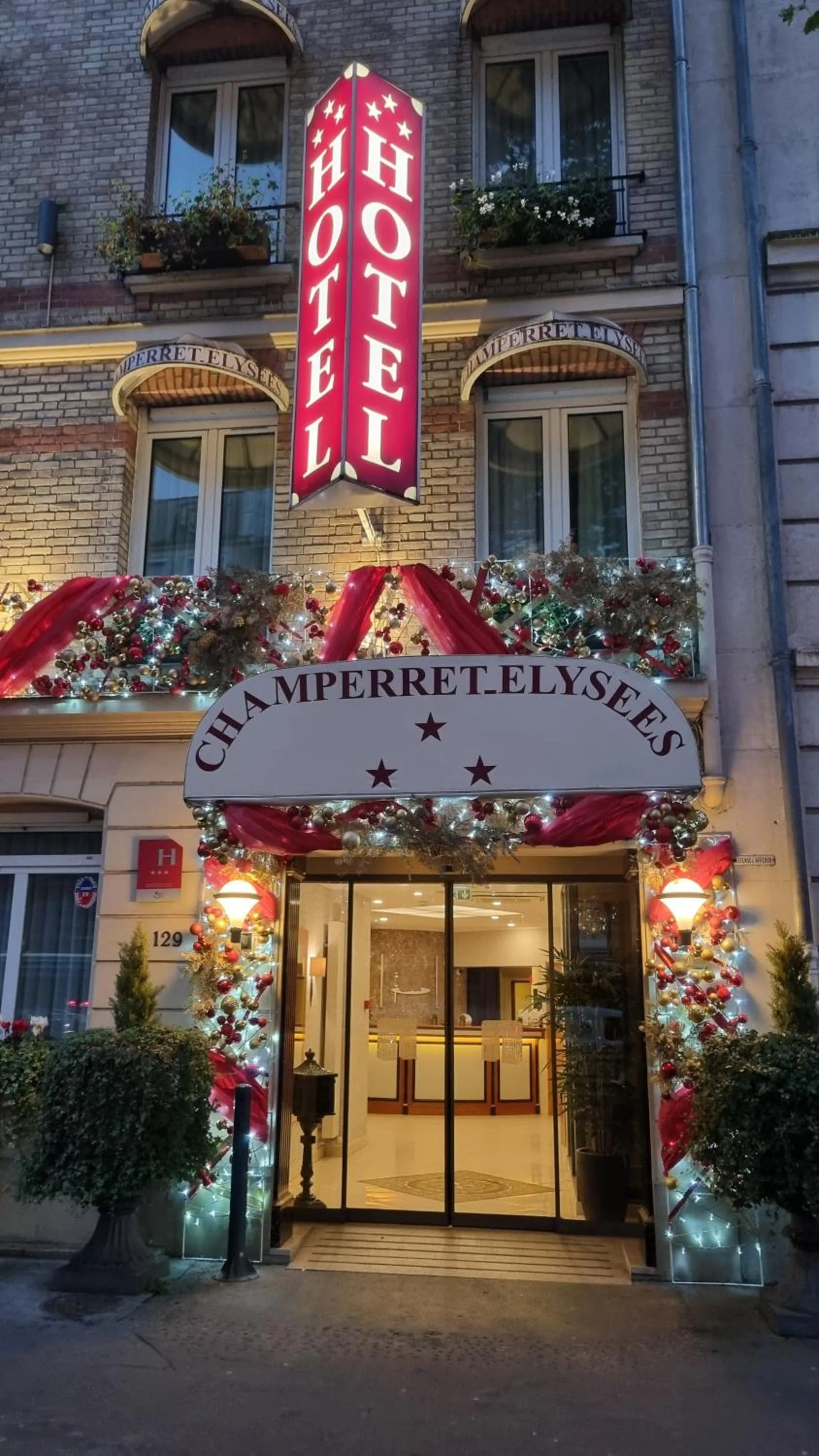 Property building in Hotel Champerret Elysees
